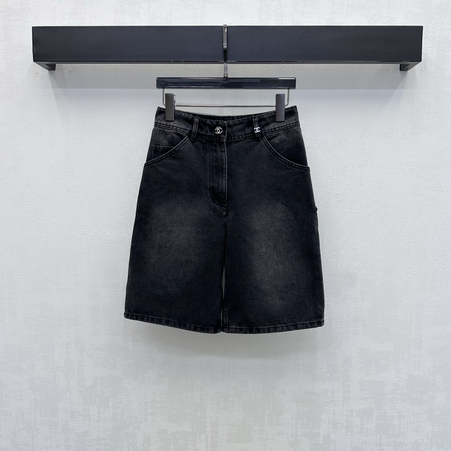 NO:933030,Chane*2026 new arrivals embroidered denim straight mid-length trousers. Customized YB imported twill cotton denim material. Comfortable, soft, breathable and easy to wear. Multiple enzyme washing process. Retro and fashionable. High-waisted symmetrical pockets with letter leather label design on the back. Echoing the double C pattern on the pockets and side denim accessories to add layering to the look. Iconic engraved lettering metal buttons for adjustment and decoration. Low-key highlight of the brand tone. Simple and advanced. Development of surface accessories. High-waist buttoned straight-leg five-quarter pants tailoring.  Can be paired with the same series of jackets for a complete set of high-end fashion. High version 3 colors 36-42, chanel, jackets & coats,19860909Chane*2026新品上架绣花牛仔直筒中裤 定制YB进口斜纹全棉牛仔材质 舒适柔软 透气好穿 多重酵素水洗工艺处理 复古又时尚 高腰对称口袋配合后腰字母皮标设计 呼应口袋双C走线纹样搭配侧边牛仔布配饰增添造型层次感 标志性刻印字母金属纽扣调节装饰 低调彰显品牌调性 简约高级 面辅料开发 高腰系扣直筒五分裤剪裁 可搭配同系列外套 成套穿搭高级时髦  高版本3色36-42,,chanel,jackets & coats,,Women's clothing
