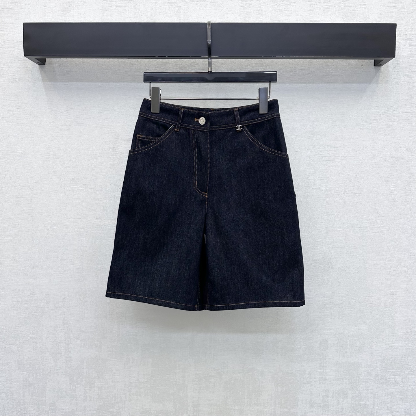 NO:932990,Chane*2026 new arrivals embroidered denim straight mid-length trousers. Customized YB imported twill cotton denim material. Comfortable, soft, breathable and easy to wear. Multiple enzyme washing process. Retro and fashionable. High-waisted symmetrical pockets with letter leather label design on the back. Echoing the double C pattern on the pockets and side denim accessories to add layering to the look. Iconic engraved lettering metal buttons for adjustment and decoration. Low-key highlight of the brand tone. Simple and advanced. Development of surface accessories. High-waist buttoned straight-leg five-quarter pants tailoring.  Can be paired with the same series of jackets for a complete set of high-end fashion. High version 3 colors 36-42, chanel, jackets & coats,19860909Chane*2026新品上架绣花牛仔直筒中裤 定制YB进口斜纹全棉牛仔材质 舒适柔软 透气好穿 多重酵素水洗工艺处理 复古又时尚 高腰对称口袋配合后腰字母皮标设计 呼应口袋双C走线纹样搭配侧边牛仔布配饰增添造型层次感 标志性刻印字母金属纽扣调节装饰 低调彰显品牌调性 简约高级 面辅料开发 高腰系扣直筒五分裤剪裁 可搭配同系列外套 成套穿搭高级时髦  高版本3色36-42,,chanel,jackets & coats,,Women's clothing