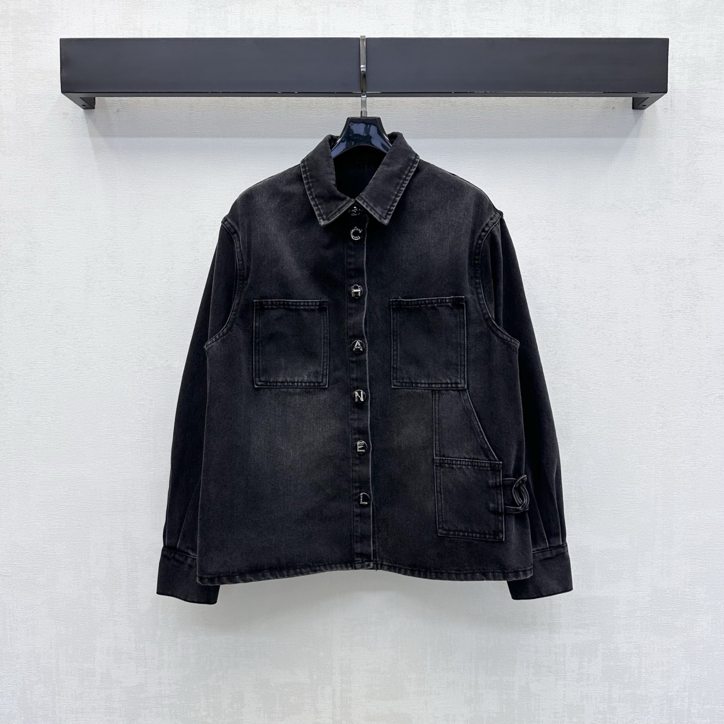 NO:933017,Chane*2026 new arrival letter button denim shirt jacket. Customized YB imported twill cotton denim material. Comfortable, soft, breathable and easy to wear. Multiple enzyme washing process. Retro and fashionable. Iconic metal irregular color diamond letter buttons for adjustment and decoration. Highlight the brand tone. With symmetrical flap pocket design on the chest and double C letter accessories on the side hem, it adds a sense of layering to the look. Simple and advanced. Development of surface accessories. Lapel long-sleeved shirt jacket tailoring. Can be paired with mid-length trousers of the same series.  Complete set of high-end fashion high version 3 colors 36-40, chanel, jackets & coats, shirts,19860909Chane*2026新品上架字母扣牛仔衬衣外套 定制YB进口斜纹全棉牛仔材质 舒适柔软 透气好穿 多重酵素水洗工艺处理 复古又时尚 标志性金属不规则彩钻字母纽扣调节装饰 彰显品牌调性 配合胸前对称翻盖口袋设计与侧边下摆双C字母配饰 增添造型层次感 简约高级 面辅料开发 翻领长袖衬衫外套剪裁 可搭配同系列中裤长裤 成套穿搭高级时髦  高版本3色36-40,,chanel,jackets & coats,shirts,,Women's clothing