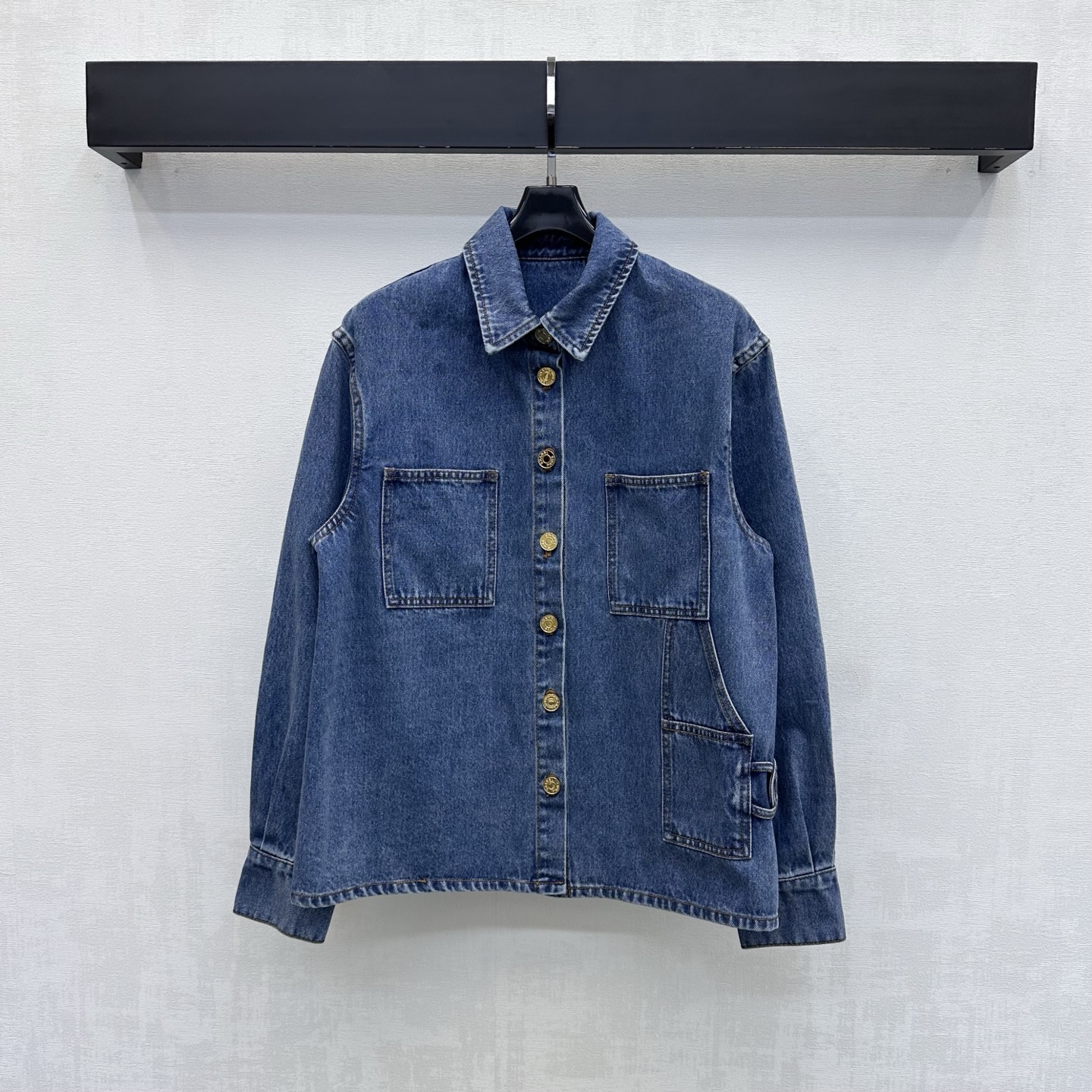 NO:932996,Chane*2026 new arrival letter button denim shirt jacket. Customized YB imported twill cotton denim material. Comfortable, soft, breathable and easy to wear. Multiple enzyme washing process. Retro and fashionable. Iconic metal irregular color diamond letter buttons for adjustment and decoration. Highlight the brand tone. With symmetrical flap pocket design on the chest and double C letter accessories on the side hem, it adds a sense of layering to the look. Simple and advanced. Development of surface accessories. Lapel long-sleeved shirt jacket tailoring. Can be paired with mid-length trousers of the same series.  Complete set of high-end fashion high version 3 colors 36-40, chanel, jackets & coats, shirts,19860909Chane*2026新品上架字母扣牛仔衬衣外套 定制YB进口斜纹全棉牛仔材质 舒适柔软 透气好穿 多重酵素水洗工艺处理 复古又时尚 标志性金属不规则彩钻字母纽扣调节装饰 彰显品牌调性 配合胸前对称翻盖口袋设计与侧边下摆双C字母配饰 增添造型层次感 简约高级 面辅料开发 翻领长袖衬衫外套剪裁 可搭配同系列中裤长裤 成套穿搭高级时髦  高版本3色36-40,,chanel,jackets & coats,shirts,,Women's clothing