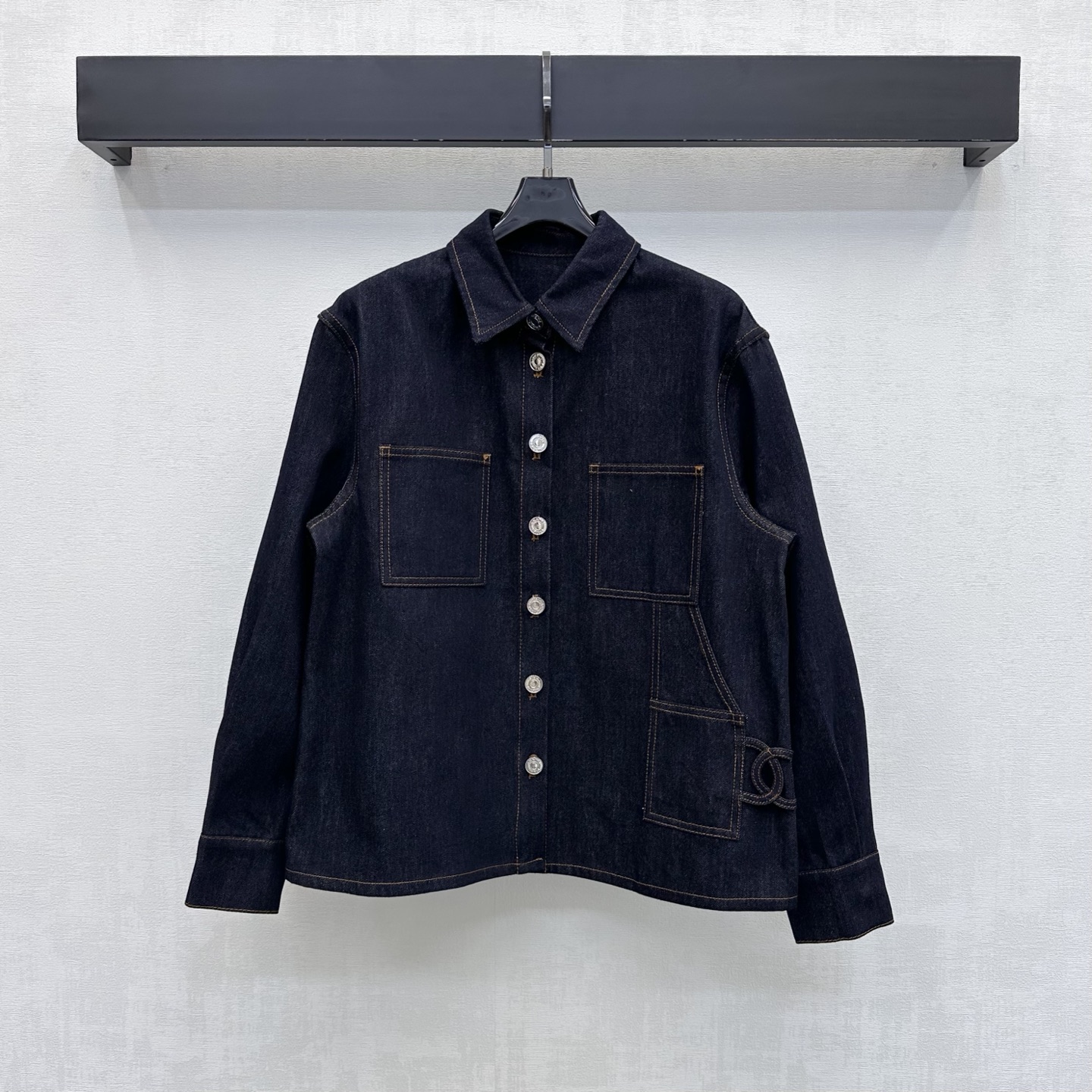 NO:932976,Chane*2026 new arrival letter button denim shirt jacket. Customized YB imported twill cotton denim material. Comfortable, soft, breathable and easy to wear. Multiple enzyme washing process. Retro and fashionable. Iconic metal irregular color diamond letter buttons for adjustment and decoration. Highlight the brand tone. With symmetrical flap pocket design on the chest and double C letter accessories on the side hem, it adds a sense of layering to the look. Simple and advanced. Development of surface accessories. Lapel long-sleeved shirt jacket tailoring. Can be paired with mid-length trousers of the same series.  Complete set of high-end fashion high version 3 colors 36-40, chanel, jackets & coats, shirts,19860909Chane*2026新品上架字母扣牛仔衬衣外套 定制YB进口斜纹全棉牛仔材质 舒适柔软 透气好穿 多重酵素水洗工艺处理 复古又时尚 标志性金属不规则彩钻字母纽扣调节装饰 彰显品牌调性 配合胸前对称翻盖口袋设计与侧边下摆双C字母配饰 增添造型层次感 简约高级 面辅料开发 翻领长袖衬衫外套剪裁 可搭配同系列中裤长裤 成套穿搭高级时髦  高版本3色36-40,,chanel,jackets & coats,shirts,,Women's clothing