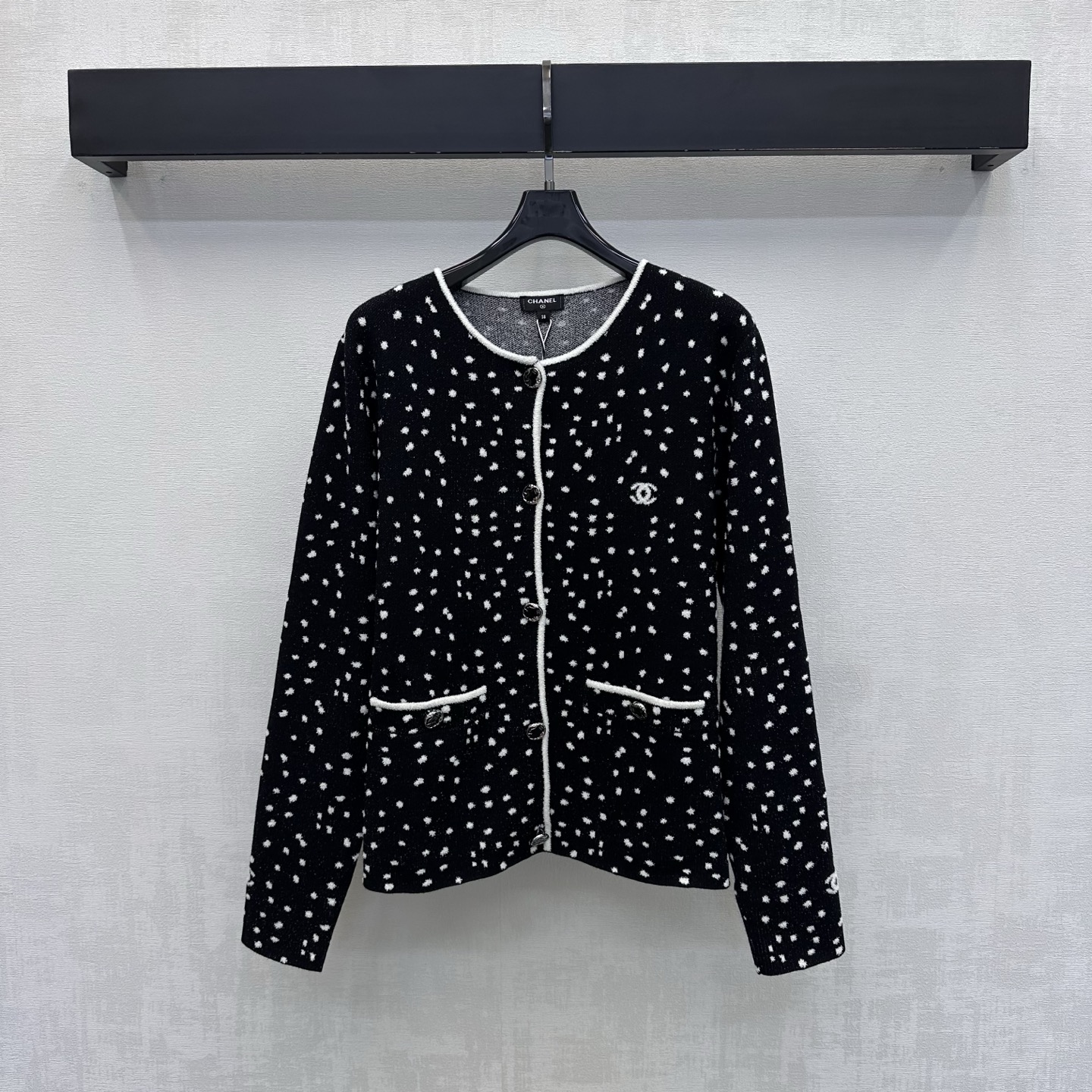 NO:927603,Chane*2026 new arrivals polka dot knitted cardigan. Customized YB imported blended knitted fabric. The texture is light and breathable. It feels soft and skin-friendly. The contrasting round neck edge is used with the retro black diamond metal button opening and closing design to add layering to the look. The ready-to-wear is embellished with white polka dots and scattered double C letter logo elements to highlight the brand tone. Development of surface accessories. Round neck long-sleeved cardigan tailoring. You can easily create a minimalist high-end style when worn alone or as an inner layer.  High version 2 colors 36 38 40,,chanel,19860909Chane*2026新品上架波点针织开衫 定制YB进口混纺针织面料 质地轻盈透气 触感软糯亲肤 沿用撞色圆领包边配合复古黑钻金属纽扣开合设计 增添造型层次感 成衣满铺白色波点点缀与散落双C字母徽标元素装饰 彰显品牌调性 面辅料开发 圆领长袖开衫剪裁 单穿还是内搭都能轻松打造极简高级风  高版本2色36 38 40,,chanel,,Women's clothing