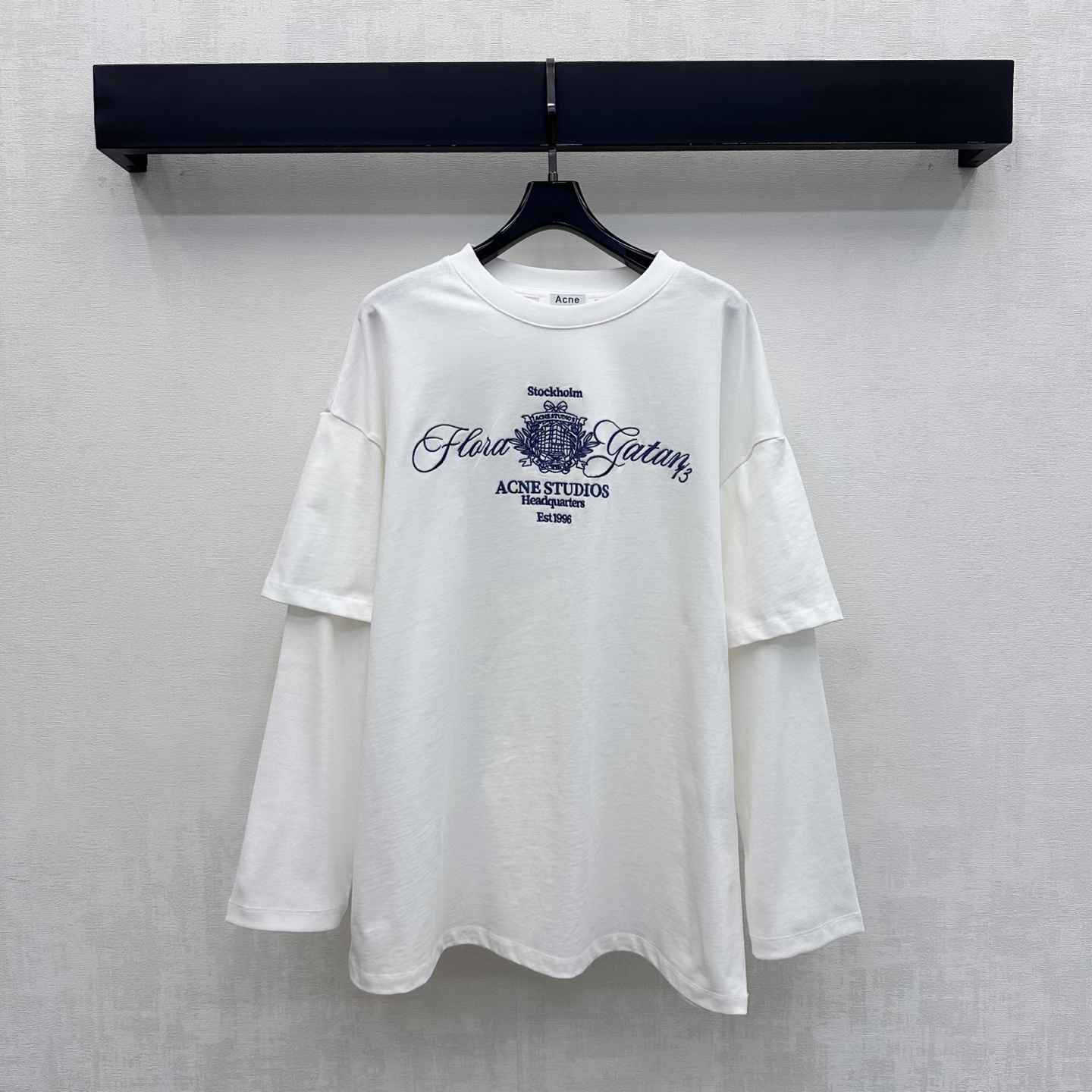 NO:927572,Acne*2026 new products are on the shelves. Embroidered fake two-piece long-sleeved custom YB imported twill cotton material. The texture is soft, skin-friendly, breathable and not tight. It is thin and soft with a delicate soft light. The classic round neck is combined with the unique fake two-piece sleeve design to add layering to the look. The iconic flower basket and letter embroidered logo elements on the chest are decorated. The loose version does not pick up on the body shape. Highlights the brand's tone. Development of surface accessories. Fake two-piece long-sleeved top tailoring. Casual matching and high-end fashion for daily commuting.  High version,,acne studios,19860909Acne*2026新品上架刺绣假两件长袖定制YB进口斜纹全棉材质 质地柔软亲肤透气不扎 轻薄柔软自带细腻柔光 沿用经典圆领配合独特假两件袖型设计 增添造型层次感 胸前标志性花卉花篮与字母刺绣徽标元素装饰 宽松版型不挑身形 彰显品牌调性 面辅料开发 假两件长袖上衣剪裁 日常通勤随意搭配穿搭高级时髦  高版本,,acne studios,,Women's clothing