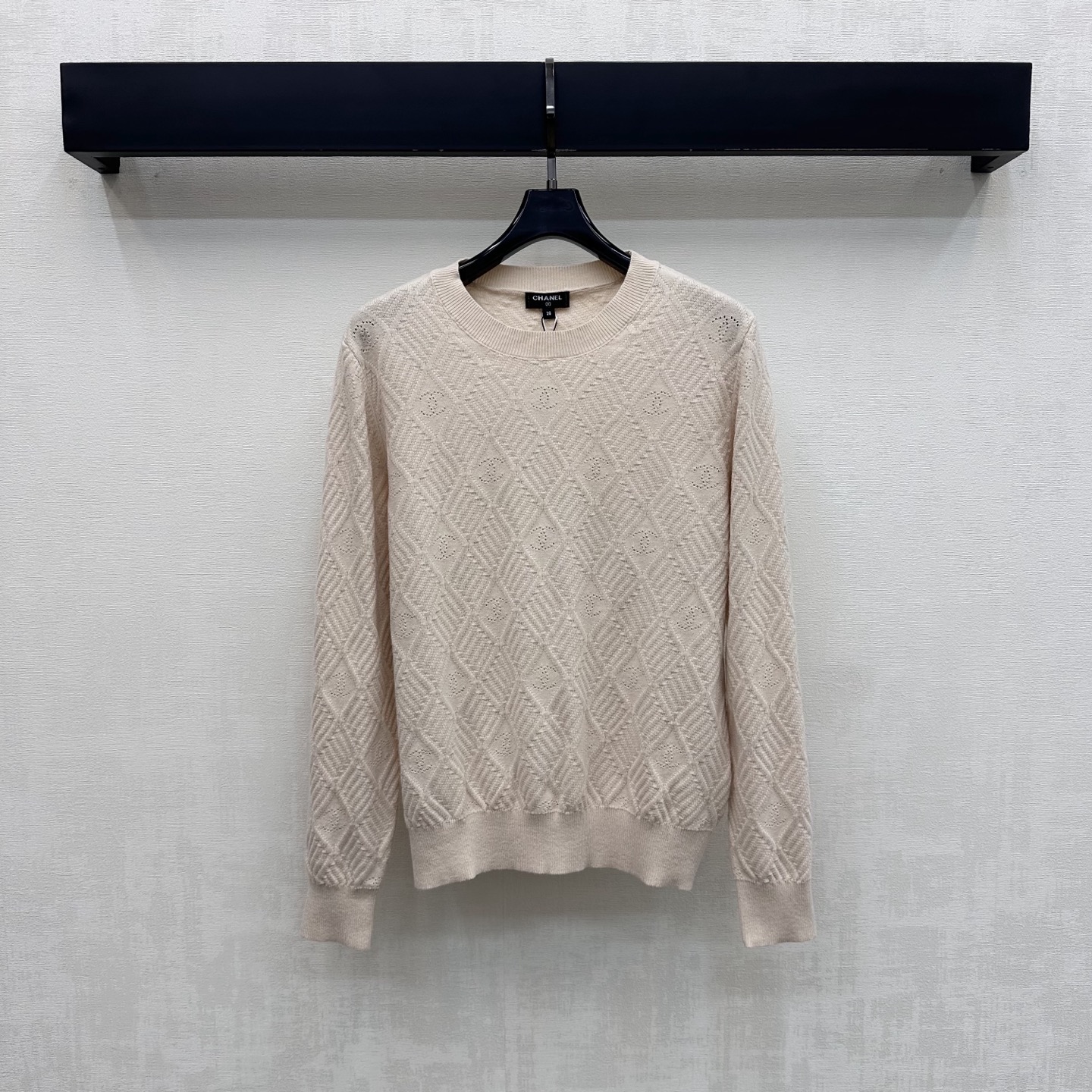 NO:927565,Chane*2026 new products are on the shelves. Diamond jacquard long-sleeved knitted custom YB imported wool knitted material. The texture is soft and skin-friendly. Breathable and not tight. The round neck design is combined with ribbed edging details to add layering to the shape. The elastic slim fit is slim and versatile. The whole body is decorated with rhombus pattern echoing the double C letter hollow jacquard element to highlight the brand's tone. Surface accessories development. Round neck long-sleeved top tailoring. Casual matching for daily commuting and high fashion.  High version 2 colors 36 38 40,,chanel,19860909Chane*2026新品上架菱格提花长袖针织定制YB进口羊毛针织材质 质地柔软亲肤 透气不扎 沿用圆领设计配合罗纹包边细节处理 增添造型层次感 弹力修身版型显瘦又百搭 通体采用菱格纹呼应双C字母镂空提花元素装饰 彰显品牌调性 面辅料开发 圆领长袖上衣剪裁 日常通勤随意搭配穿搭高级时髦   高版本2色36 38 40,,chanel,,Women's clothing