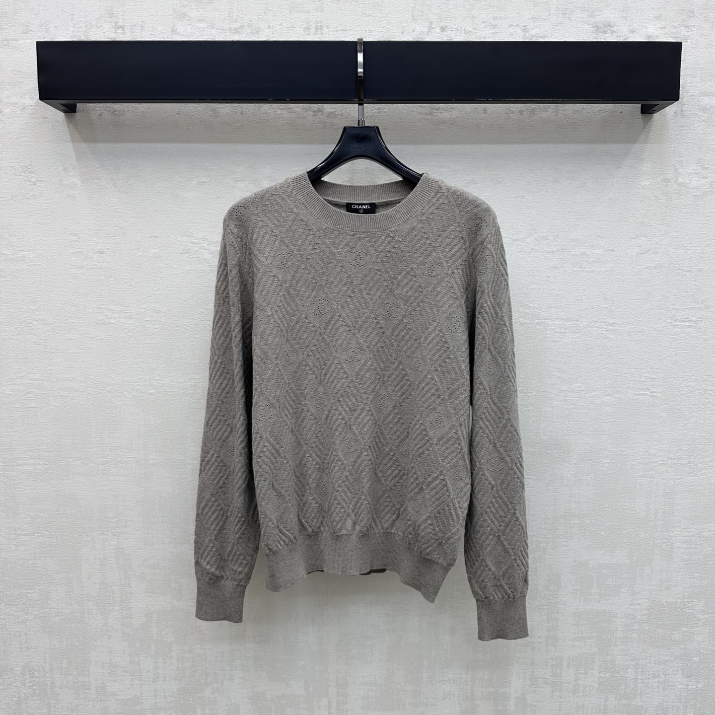 NO:927556,Chane*2026 new products are on the shelves. Diamond jacquard long-sleeved knitted custom YB imported wool knitted material. The texture is soft and skin-friendly. Breathable and not tight. The round neck design is combined with ribbed edging details to add layering to the shape. The elastic slim fit is slim and versatile. The whole body is decorated with rhombus pattern echoing the double C letter hollow jacquard element to highlight the brand's tone. Surface accessories development. Round neck long-sleeved top tailoring. Casual matching for daily commuting and high fashion.  High version 2 colors 36 38 40 l,,chanel,19860909Chane*2026新品上架菱格提花长袖针织定制YB进口羊毛针织材质 质地柔软亲肤 透气不扎 沿用圆领设计配合罗纹包边细节处理 增添造型层次感 弹力修身版型显瘦又百搭 通体采用菱格纹呼应双C字母镂空提花元素装饰 彰显品牌调性 面辅料开发 圆领长袖上衣剪裁 日常通勤随意搭配穿搭高级时髦   高版本2色36 38 40 l,,chanel,,Women's clothing