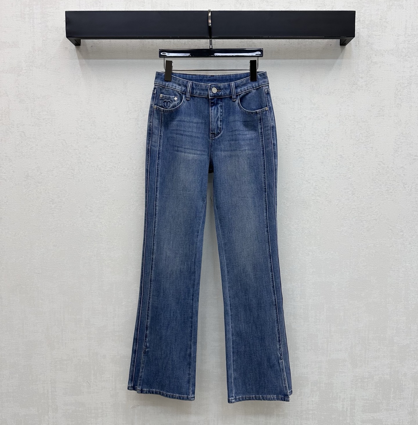 NO:930284,Chane*2026 new arrival leather label denim boot-cut trousers customized YB imported twill cotton denim material Comfortable, soft, breathable and easy to wear Multi-enzyme washing process Retro and fashionable High-waisted symmetrical pockets with leather label design on the back waist Echoing the double C line pattern decoration on the pockets to add layering to the look Metal buttons with iconic engraved letters for adjustment and decoration Low-key highlighting of the brand tone Simple and advanced development of surface accessories High-waist buttoned boot-cut trousers  Casually match and wear high-end fashion. High version 26-30 o,,chanel,19860909Chane*2026新品上架皮标牛仔微喇长裤定制YB进口斜纹全棉牛仔材质 舒适柔软 透气好穿 多重酵素水洗工艺处理 复古又时尚 高腰对称口袋配合后腰字母皮标设计 呼应口袋双C走线纹样装饰 增添造型层次感 标志性刻印字母金属纽扣调节装饰 低调彰显品牌调性 简约高级 面辅料开发 高腰系扣微喇长裤剪裁 随意搭配穿搭高级时髦  高版本26-30 o,,chanel,,Women's clothing