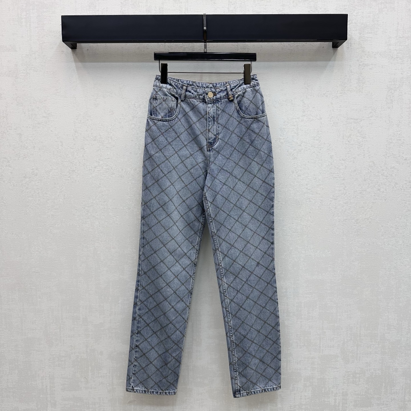 NO:931962,Chane*2026 new product launches rhombus chain denim trousers, customized YB imported twill cotton material. The texture is crisp and skin-friendly. The whole body rhombus quilting design process adds layering to the look. The engraved metal letter buttons are used to adjust the decoration. Echoing the classic woven chain hemming details, highlighting the brand tone. Visually more layered and high-end. Development of surface accessories. High-waisted buttoned trousers can be paired with shirts and jackets of the same series.  A complete set of outfits for commuting and dating to easily create a French high-end style. High version 36 38 40 42,,chanel,jackets & coats,19860909Chane*2026新品上架菱格链条牛仔长裤定制YB进口斜纹全棉材质 质地挺括有型亲肤 通体菱格纹绗缝设计工艺设计 增添造型层次感 沿用刻印金属字母纽扣调节装饰 呼应经典编织链条包边细节处理 彰显品牌调性 视觉上更具层次感与高级感 面辅料开发 高腰系扣长裤剪裁 可搭配同系列衬衣外套 通勤约会成套穿搭轻松打造法式高级风  高版本36 38 40 42,,chanel,jackets & coats,,Women's clothing