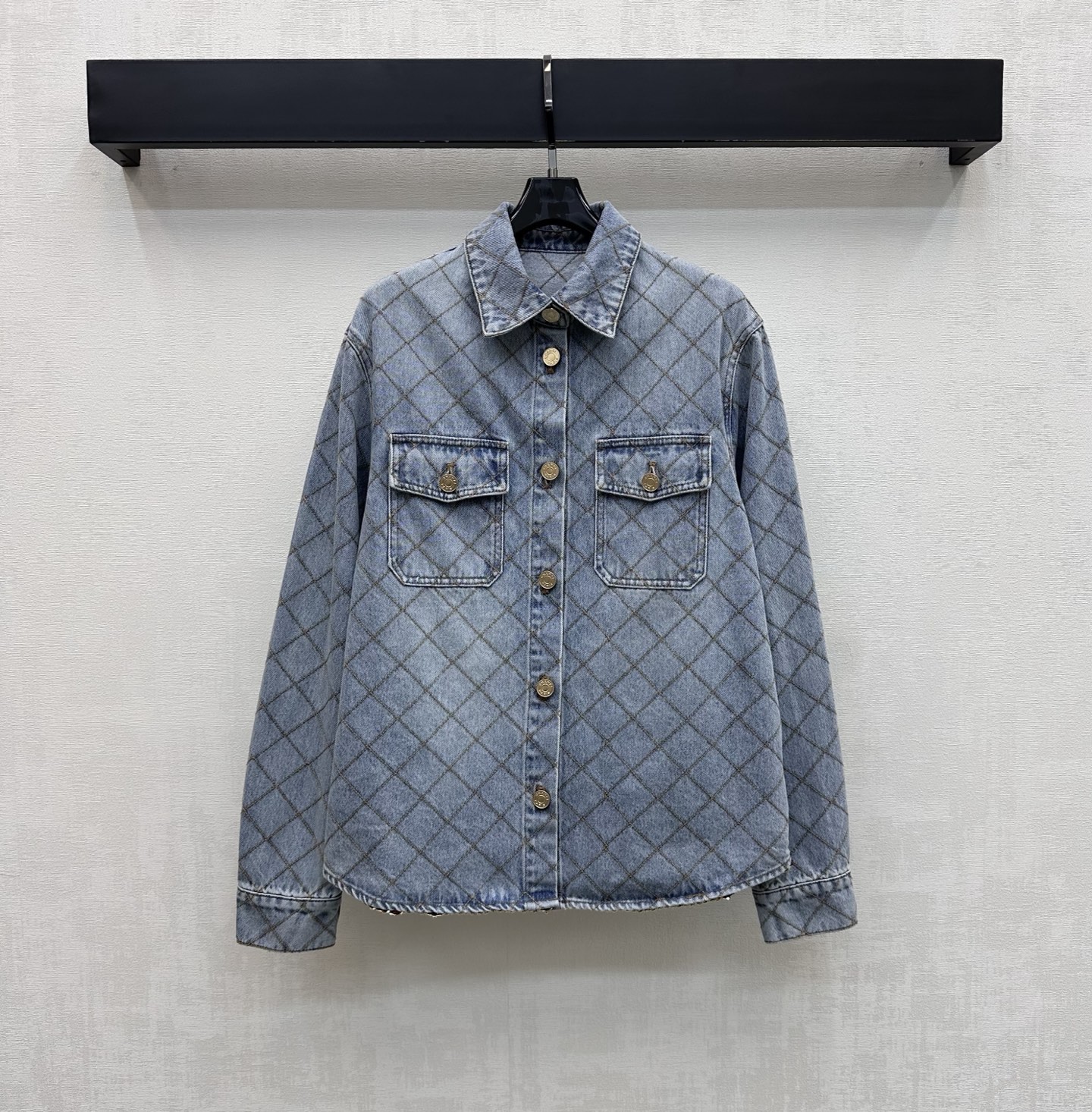 NO:932016,Chane*2026 new product launches diamond chain denim shirt made of YB imported twill cotton material. The texture is crisp and skin-friendly. The whole body diamond quilting design adds a sense of layering. The placket is adjusted with engraved metal letter buttons. Echoes the classic woven chain hemming details to highlight the brand tone. It is visually more layered and high-end. Development of surface accessories. Lapel long-sleeved shirt tailoring. Can be paired with skirts and trousers of the same series.  A complete set of outfits for commuting and dating to easily create a French high-end style. High version 36 38 40,,chanel,skirts,shirts,19860909Chane*2026新品上架菱格链条牛仔衬衣定制YB进口斜纹全棉材质 质地挺括有型亲肤 通体菱格纹绗缝设计工艺设计 增添造型层次感 沿用刻印金属字母纽扣开襟调节装饰 呼应经典编织链条包边细节处理 彰显品牌调性 视觉上更具层次感与高级感 面辅料开发 翻领长袖衬衫剪裁 可搭配同系列裙裤装 通勤约会成套穿搭轻松打造法式高级风  高版本36 38 40,,chanel,skirts,shirts,,Women's clothing