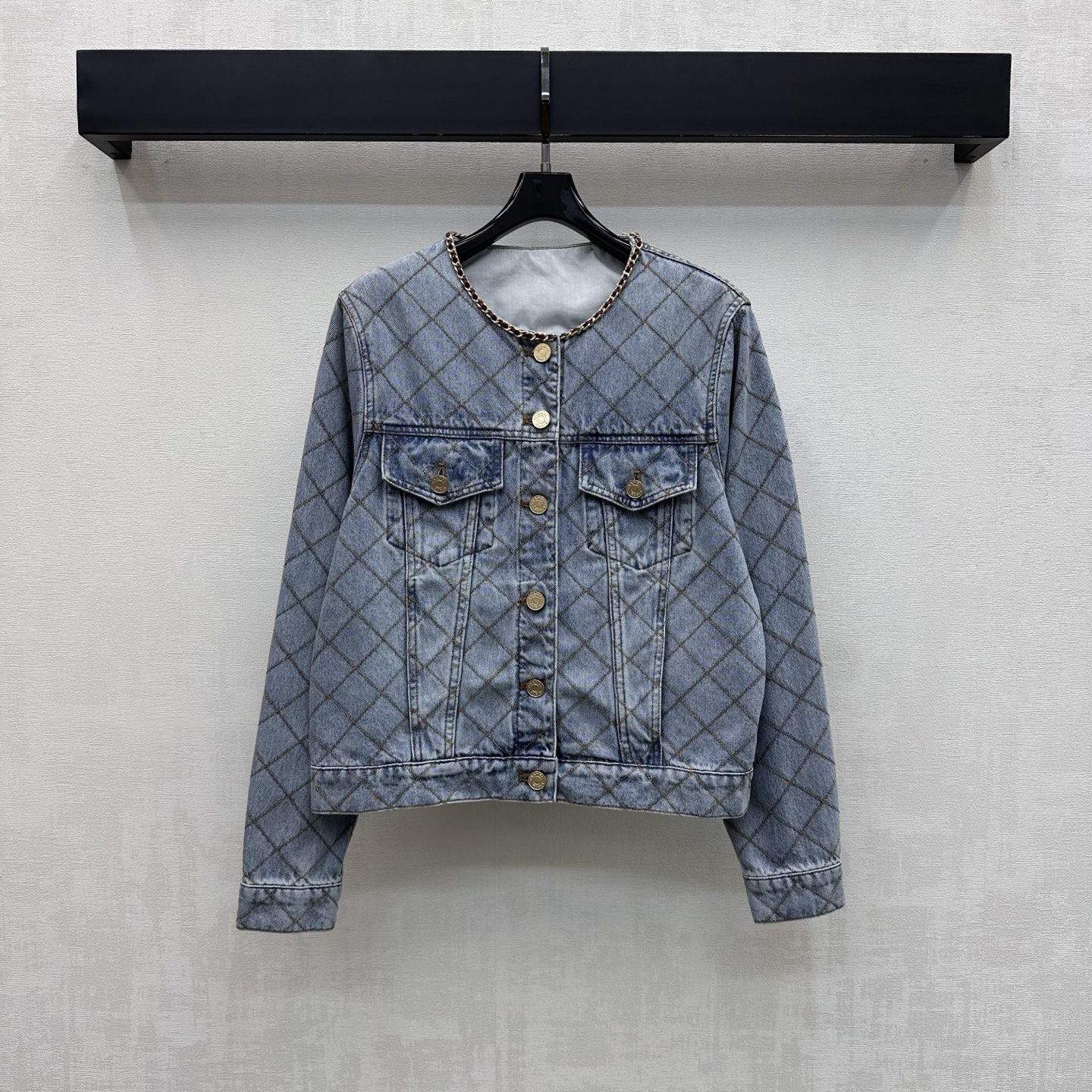 NO:931935,Chane*2026 new product launches diamond chain denim jacket made of YB imported twill cotton material. The texture is crisp and skin-friendly. The whole-body diamond quilting design process adds a sense of layering to the look. The engraved metal letter buttons are used to adjust the decoration. Echoing the classic woven chain hemming details, it highlights the brand tone. It is visually more layered and high-end. The development of surface accessories. The round-neck jacket is cut and can be matched with skirts and trousers of the same series. It is easy to create a French high-end style by wearing it for commuting and dating.  High version 36 38 40,,chanel,skirts,jackets & coats,jackets & coats,19860909Chane*2026新品上架菱格链条牛仔外套定制YB进口斜纹全棉材质 质地挺括有型亲肤 通体菱格纹绗缝设计工艺设计 增添造型层次感 沿用刻印金属字母纽扣调节装饰 呼应经典编织链条包边细节处理 彰显品牌调性 视觉上更具层次感与高级感 面辅料开发 圆领夹克外套剪裁 可搭配同系列裙裤装 通勤约会成套穿搭轻松打造法式高级风  高版本36 38 40,,chanel,skirts,jackets & coats,jackets & coats,,Women's clothing