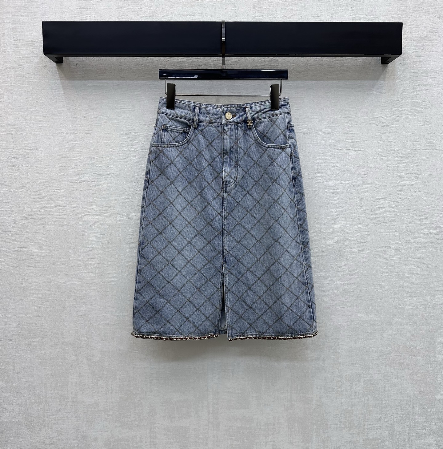 NO:932024,Chane*2026 new products are on the shelves. The diamond chain denim skirt is made of YB imported twill cotton. The texture is crisp and skin-friendly. The whole body diamond quilting design adds a sense of layering. The engraved metal letter buttons are used to adjust the decoration. Echoing the classic woven chain hemming details, highlighting the brand tone. Visually more layered and high-end. Development of surface accessories. High-waist buttoned skirt tailoring. Can be paired with shirts and jackets of the same series.  A complete set of outfits for commuting and dating to easily create a French high-end style. High version 36 38 40 42, chanel, skirts, jackets & coats,19860909Chane*2026新品上架菱格链条牛仔半裙定制YB进口斜纹全棉材质 质地挺括有型亲肤 通体菱格纹绗缝设计工艺设计 增添造型层次感 沿用刻印金属字母纽扣调节装饰 呼应经典编织链条包边细节处理 彰显品牌调性 视觉上更具层次感与高级感 面辅料开发 高腰系扣半裙剪裁 可搭配同系列衬衣外套 通勤约会成套穿搭轻松打造法式高级风  高版本36 38 40 42,,chanel,skirts,jackets & coats,,Women's clothing