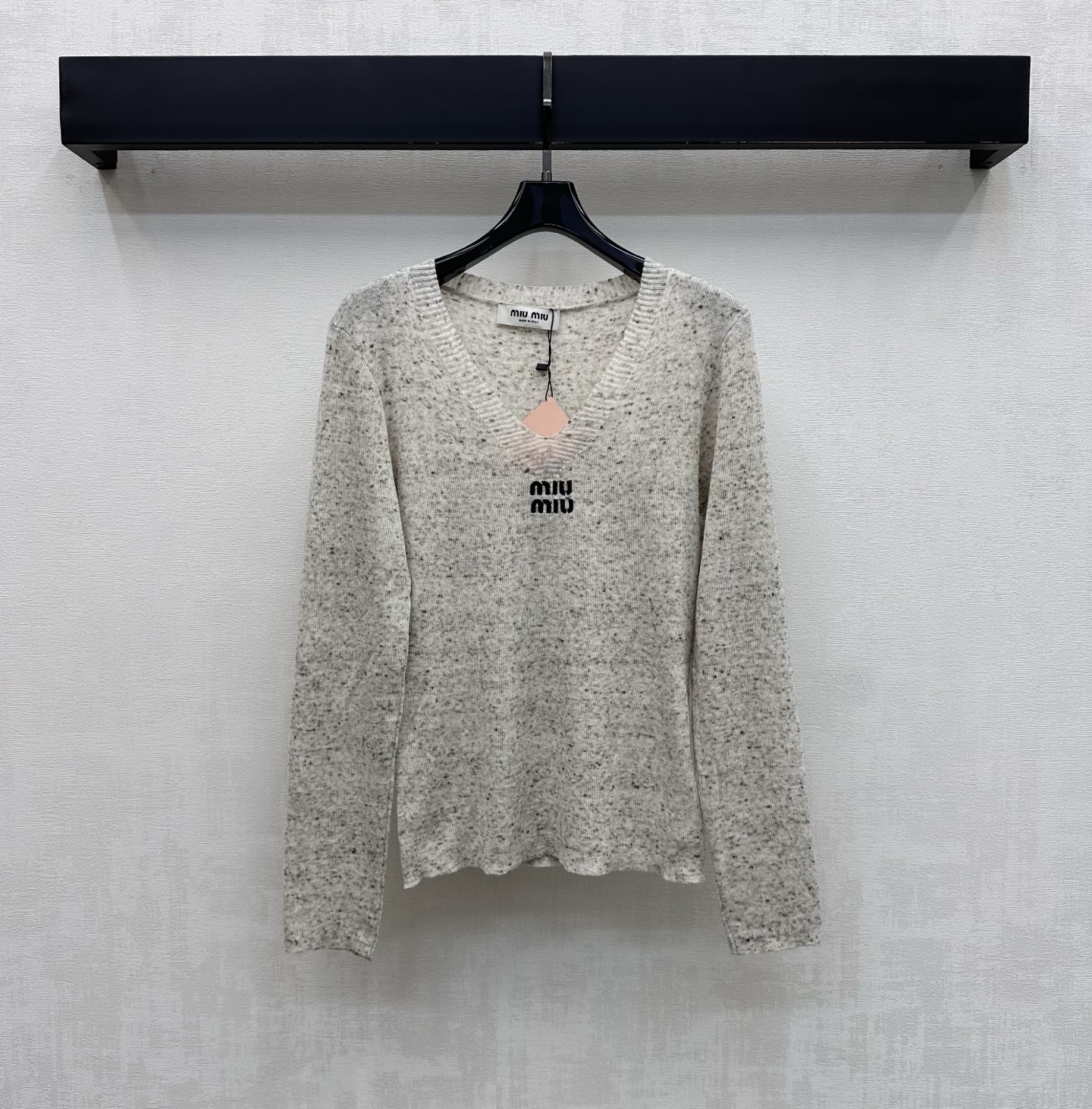 NO:933083,Miumi*2026 new products on the shelves V-neck long-sleeved knitted top customized YB imported blended knitted fabric. The texture is light and breathable. It feels soft and skin-friendly. It has a delicate micro-transparent texture. The iconic exquisite letter embroidered logo is decorated in the center of the chest to highlight the brand tone. The collar edge is designed with V-neck cutting and wrapping to add layering to the look. The development of surface accessories V-neck long-sleeved top version tailoring can easily create a minimalist girly style whether worn alone or layered.  High version,,miumiu,19860909Miumi*2026新品上架V领长袖针织上衣定制YB进口混纺针织面料 质地轻盈透气 触感软糯亲肤 带有细腻的微透肌理感 胸前居中点缀标志性精致字母刺绣徽标装饰 彰显品牌调性 领边沿用V领裁剪包边设计 增添造型层次感 面辅料开发 V领长袖上衣版型剪裁 无论是单穿还是内搭都能轻松打造极简少女风  高版本,,miumiu,,Women's clothing