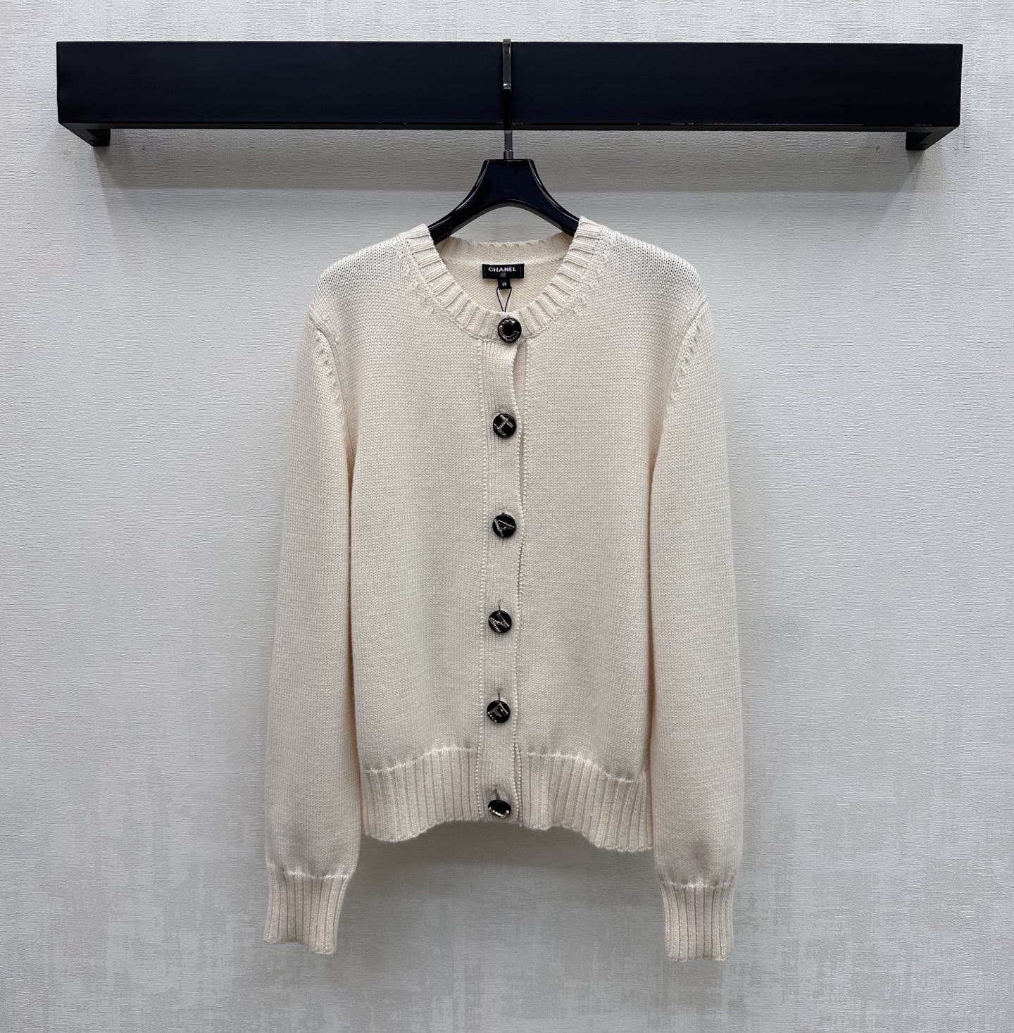 NO:933075,Chane*2026 new arrivals letter button knitted cardigan customized YB imported blended knitted fabric. Lightweight and breathable texture. Soft and skin-friendly. Uses retro metal iconic letter button opening and closing design to highlight the brand tone. Whole-body threaded edge detail processing to add layering to the look. Surface accessories development. Round neck long-sleeved cardigan tailoring. Can be worn alone or layered to create a minimalist high-end style. High version 2 colors 36 38 40,,chanel,19860909Chane*2026新品上架字母扣针织开衫定制YB进口混纺针织面料 质地轻盈透气 触感软糯亲肤 沿用复古金属标志性字母纽扣开合设计 彰显品牌调性 通体螺纹包边细节处理 增添造型层次感 面辅料开发 圆领长袖开衫剪裁 单穿还是内搭都能轻松打造极简高级风  高版本2色36 38 40,,chanel,,Women's clothing