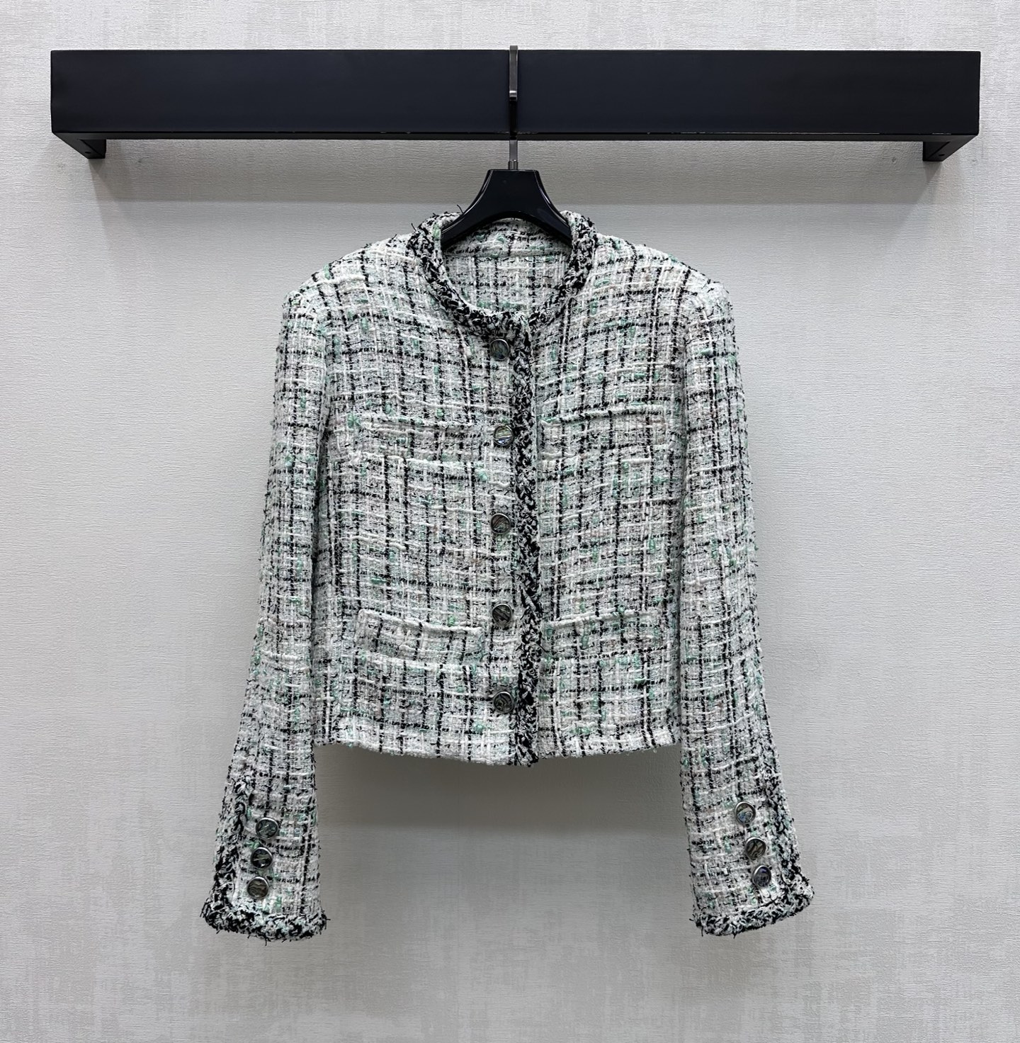 NO:933036,Chane*2026 new products are on the shelves. The colorful plaid woven jacket is made of YB imported mixed color tweed material. It is full of texture, crisp and stylish, and not easy to collapse. The placket is decorated with double C letter round buckles to highlight the brand tone. The mixed color plaid texture of the body is matched with the raw edge contrasting webbing hemming design to add layering to the look. Simple and advanced. Development of surface accessories. Round neck dress jacket style tailoring. Casual matching and exquisite high-end. High version 36 38  40,,chanel,jackets & coats,19860909Chane*2026新品上架彩格织带编织外套定制YB进口混色粗花呢材质 质感十足 挺括有型不易软塌 沿用开襟双C字母圆扣调节装饰 彰显品牌调性 衣身混色格纹肌理搭配毛边撞色织带包边设计 增添造型层次感 简约高级 面辅料开发 圆领洋装外套版型剪裁 随意搭配穿搭精致高级  高版本36 38 40,,chanel,jackets & coats,,Women's clothing