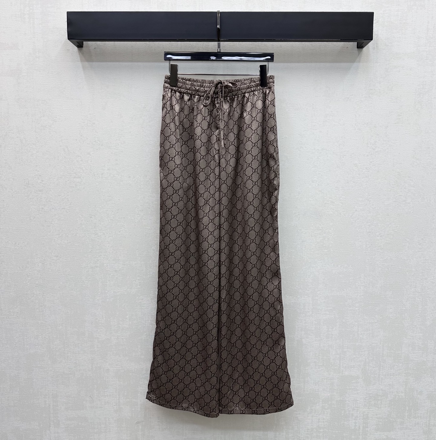 NO:933043,Gucc*2026 new product launch printed drawstring straight trousers customized YB imported twill fabric, glossy and vertical, full of texture, using symmetrical zipper pocket cutting processing, with hidden drawstring adjustment design to add layering to the look. The iconic double G printed logo pattern elements are printed all over the body to highlight the brand tonality. Highlight the brand tonality. Development of surface accessories. High-waisted drawstring straight trousers can be matched with the same series of shirts. Complete set to wear high-end fashion.  High version,,gucci,shirts,19860909Gucc*2026新品上架印花抽绳直筒长裤定制YB进口斜纹绸面料 光泽垂顺 质感十足 沿用对称拉链口袋裁剪处理 配合隐藏式本布抽绳调节设计 增添造型层次感 通体满印标志性双G印花徽标图案元素 彰显品牌调性 彰显品牌调性 面辅料开发 高腰抽绳直筒长裤剪裁可搭配同系列衬衫 成套穿搭高级时髦   高版本,,gucci,shirts,,Women's clothing