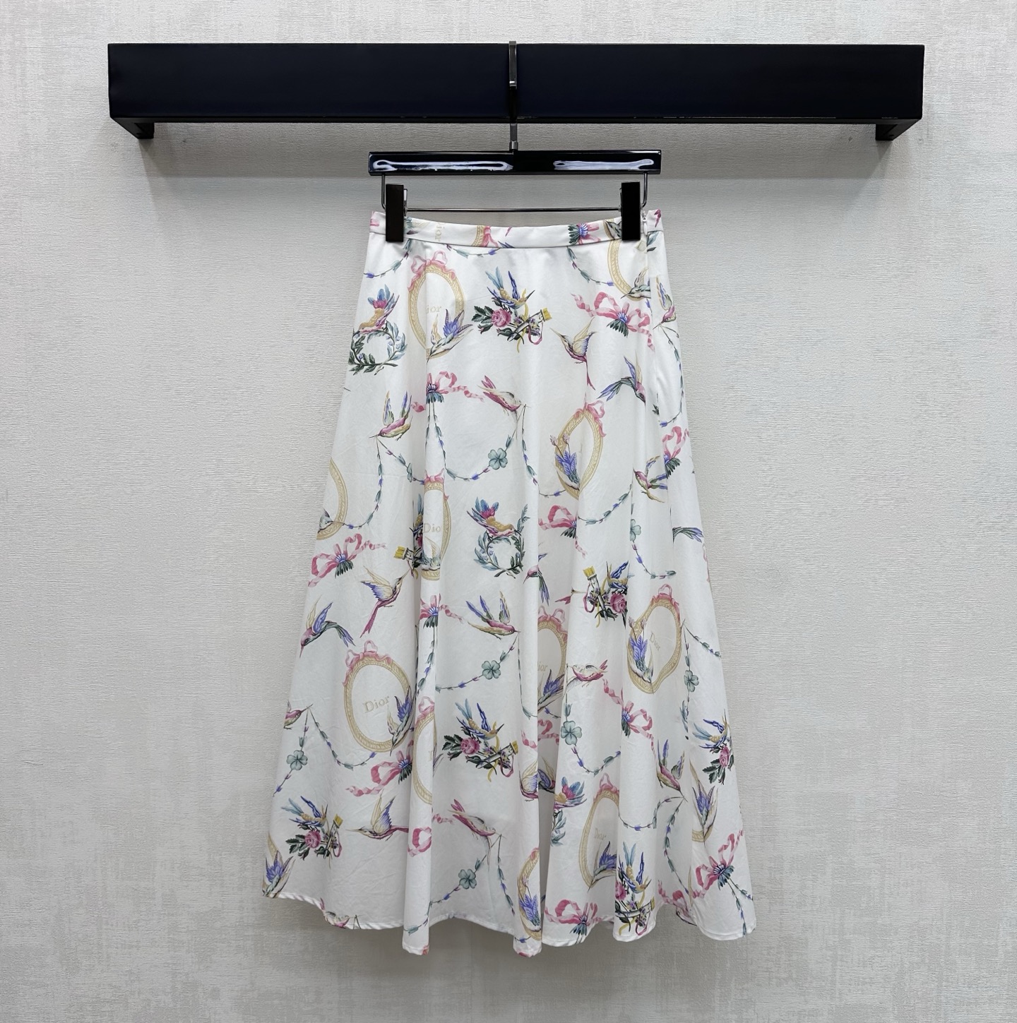 NO:933059,Dio*2026 new products are on the shelves. The flower and bird print skirt is made of YB imported twill cotton. It is full of texture, drapes smoothly and is skin-friendly and elegant. The high waist side zipper placket adjustment is used to match the long arc skirt to cover the crotch and hide the flesh, adding layering to the look. The skirt is decorated with retro flower and bird garland letter print elements to highlight the brand tone. Gentle and high-end. Development of surface accessories. High-waisted umbrella skirt cut. Casual matching to present a casual and romantic style.  High version,,dior,skirts,19860909Dio*2026新品上架花鸟印花半裙定制YB进口斜纹棉材质 质感十足 垂顺亲肤飘逸 沿用高腰侧拉链开襟调节处理配合大摆圆弧长裙摆遮胯藏肉显瘦 增添造型层次感 裙身满幅复古花鸟花环字母印花元素装饰 彰显品牌调性 温柔高级 面辅料开发 高腰伞状半裙版型剪裁 随意搭配呈现随性浪漫的穿搭风格  高版本,,dior,skirts,,Women's clothing