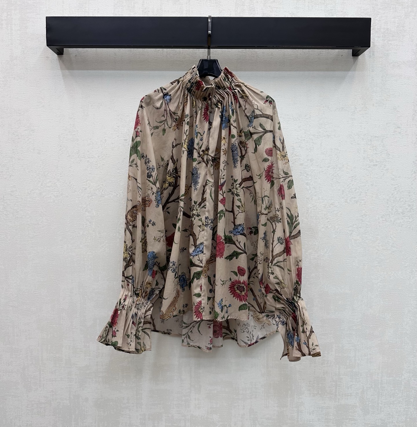 NO:934181,Dio*2026 new products are on the shelves. Retro flower and bird stand-up collar floral shirt customized YB imported cotton material. Light and soft, breathable and skin-friendly. Highly restored medieval hand-painted flowers and birds digital printing process. Gentle retro and elegant. Full-width pleated texture of stand-up collar with lotus leaf trumpet cuff design to add layering to the look. Adjustable design with hidden button details on the back collar. Low-key to highlight the brand’s exquisite tonality. Simple and high-end. Development of surface accessories. Loose off-shoulder shirt tailoring. Hidden flesh and slimming but not flattering body shape.  Casually wear it with skirts and trousers for high-end fashion. High version, dior, skirts, shirts,19860909Dio*2026新品上架复古花鸟立领碎花衬衫定制YB进口棉纶材质 轻盈柔软 透气亲肤 高还原中古手绘花鸟数码印花工艺处理 温柔复古又雅致 立领全幅抽褶肌理搭配荷叶喇叭袖口设计 增添造型层次感 后领隐藏开扣细节调节设计 低调彰显品牌精致调性 简约高级 面辅料开发 宽松落肩衬衫剪裁 藏肉显瘦不挑身形 随意搭配裙裤装穿搭高级时髦  高版本,,dior,skirts,shirts,,Women's clothing