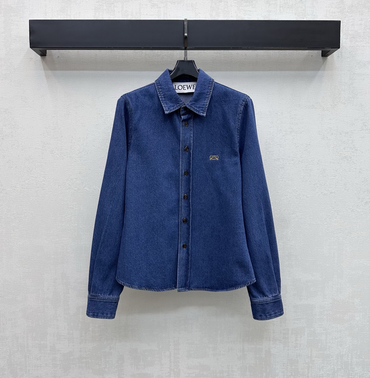 NO:934208,Loew*2026 new arrivals embroidered lapel denim jacket, custom made of YB imported twill cotton denim material, crisp and stylish, treated with multiple enzyme washing processes, the lapel placket is used for adjustment with retro buttons, adding layering to the look. The chest is embellished with iconic embroidered letter logo elements to highlight the brand's tone. Simple and high-end fabrics are developed. Lapel long-sleeved shirt jacket tailoring. Can be paired with trousers from the same series. Complete set for high-end fashion.  High version 2 colors-,,loewe,jackets & coats,19860909Loew*2026新品上架刺绣翻领牛仔外套定制YB进口斜纹棉牛仔材质 挺括有型 多重酵素水洗工艺处理 沿用翻领开襟复古纽扣调节处理 增添造型层次感 胸前点缀标志性刺绣字母徽标元素装饰 彰显品牌调性 简约高级 面辅料开发 翻领长袖衬衣外套剪裁 可搭配同系列长裤 成套穿搭高级时髦  高版本2色-,,loewe,jackets & coats,,Women's clothing