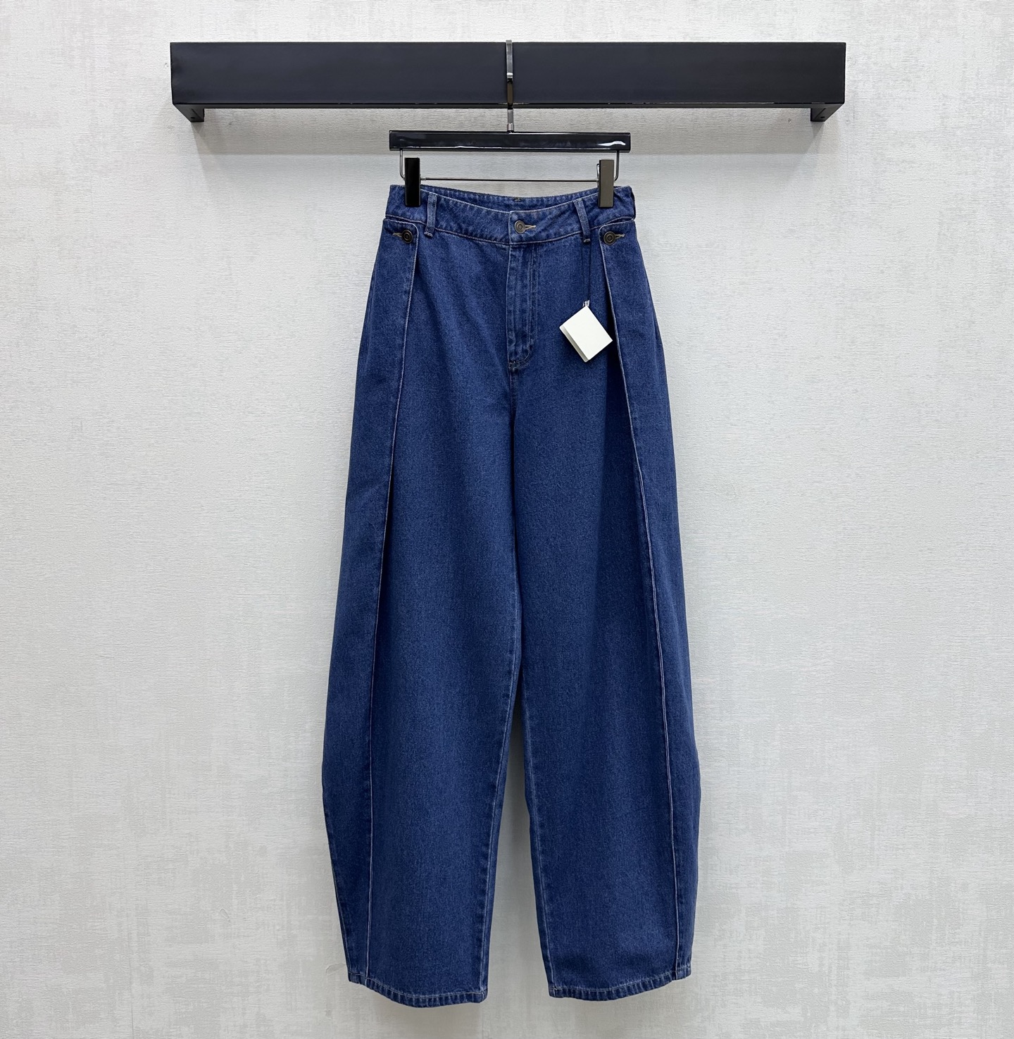 NO:934201,Loew*2026 new arrival deconstructed scimitar denim trousers customized with YB imported twill cotton denim material Comfortable, soft, breathable and easy to wear Multi-enzyme washing process Front symmetrical three-dimensional split pleat lines Modify the leg shape to hide the flesh and make the body look slimmer Combined with the back waist and superimposed bias cut irregular fake skirt cutting design It has a sense of modeling and layering The iconic letters on the back waist are embellished with contrasting leather labels Low-key highlights the brand tonality Simple and advanced Surface accessories development High-waisted buttoned scimitar trousers  Can be paired with shirts and jackets from the same series for a complete set of high-end fashion. High version 2 colors-,,loewe,skirts,jackets & coats,19860909Loew*2026新品上架解构弯刀牛仔长裤定制YB进口斜纹全棉牛仔材质 舒适柔软 透气好穿 多重酵素水洗工艺处理 正面对称立体分割压褶线条 修饰腿型藏肉显瘦 配合后腰叠加斜裁不规则假裙摆裁剪设计 自带造型层次感 后腰标志性字母撞色皮标点缀装饰 低调彰显品牌调性 简约高级 面辅料开发 高腰系扣弯刀长裤剪裁 可搭配同系列衬衣外套 成套穿搭高级时髦  高版本2色-,,loewe,skirts,jackets & coats,,Women's clothing