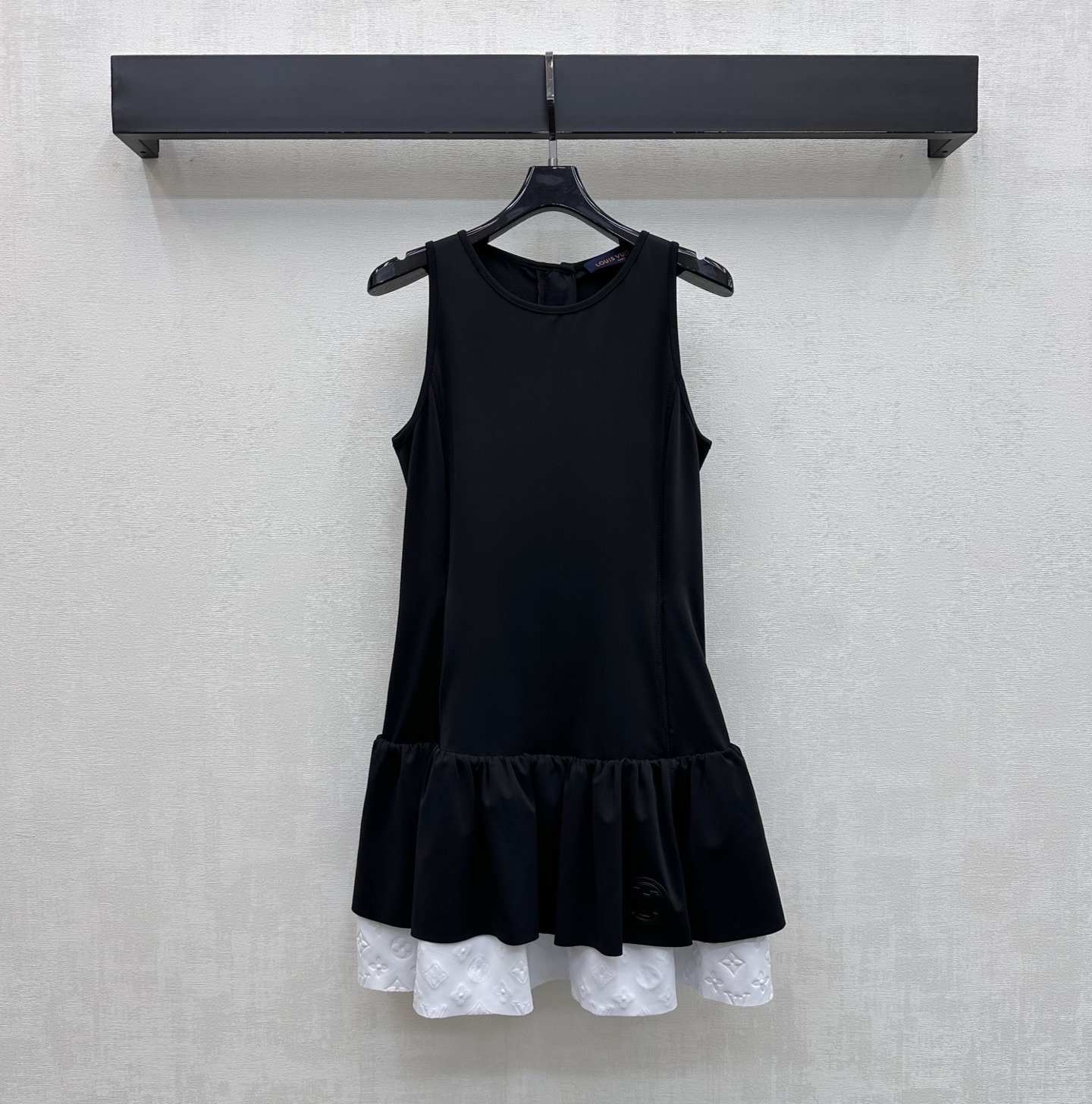 NO:934853,Louis Vuitto*2026 new arrivals, contrasting color double-layered halterneck dress, customized YB imported high-elastic cotton blended material, soft and skin-friendly, elastic and close-fitting, using double-layered contrasting color splicing and pleating process, simple, refined and age-reducing, sleeveless halterneck slim version with lotus leaf wave hem design, adding a sense of flexibility and layering to the shape. The round body of the skirt is embellished with the iconic four-leaf clover letter embossed logo, low-key highlighting the brand tone, simple and advanced, development of surface accessories  The waist-cinching A-line dress is tailored to optimize body proportions and show longer legs. It can be worn casually with high-end fashion. High version, louis vuitton, skirts,19860909Louis Vuitto*2026新品上架撞色双层挂脖连衣裙定制YB进口高弹棉纶混纺材质 软糯亲肤 弹力贴身 沿用双层撞色拼接压褶工艺处理 简约精致又减龄 无袖挂脖修身版型搭配荷叶波浪下摆设计 增添造型灵动层次感 裙身圆形标志性四叶草字母浮雕徽标点缀装饰 低调彰显品牌调性 简约高级 面辅料开发 收腰A字连衣裙剪裁 优化身材比例显腿长 随意搭配穿搭高级时髦  高版本,,louis vuitton,skirts,,Women's clothing