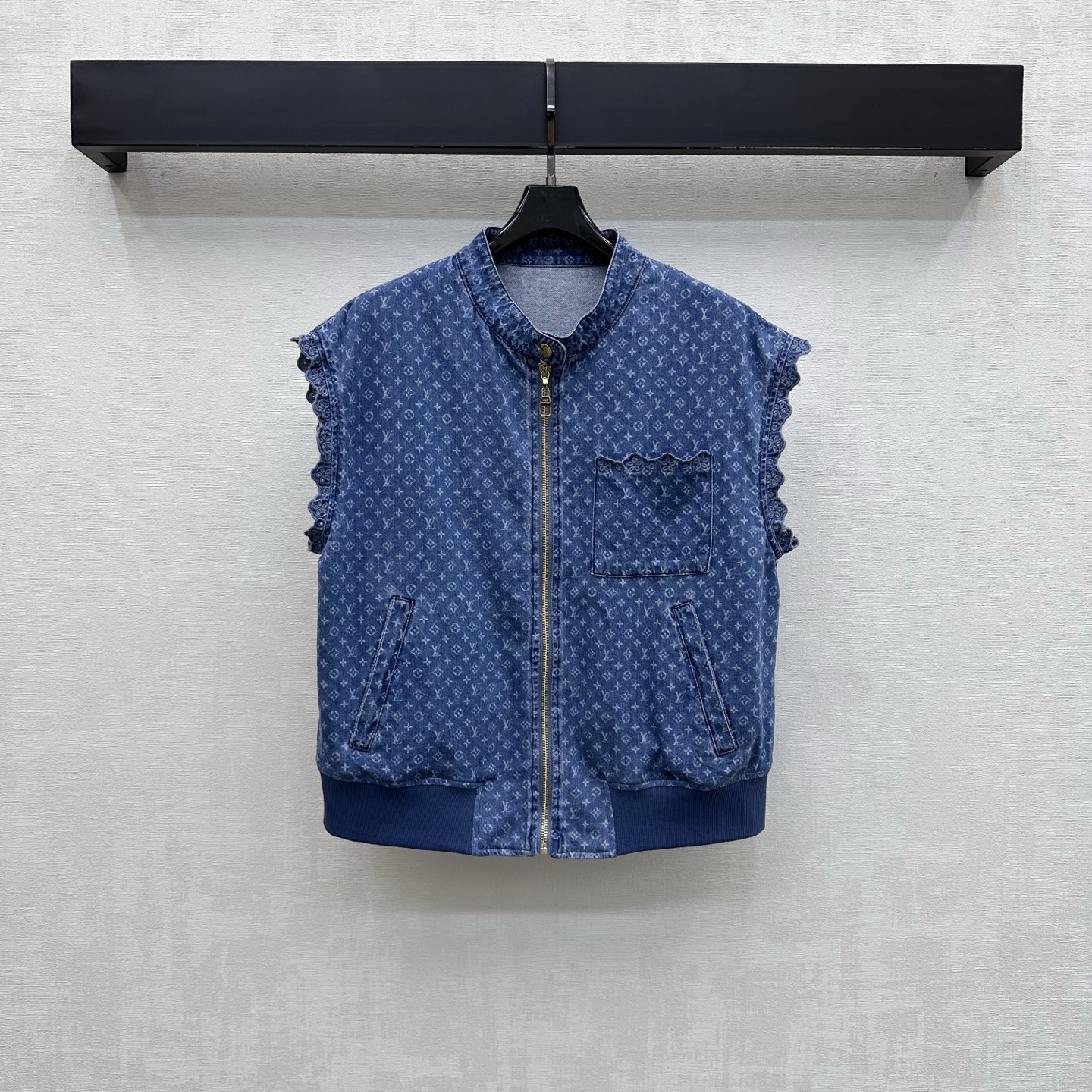 NO:934863,Louis Vuitto*2026 new arrivals lace jacquard denim vest custom-made YB imported twill cotton denim fabric. The texture is crisp and stylish. The stand-up collar zipper and threaded hem adjustment are used. It is combined with the wavy lace splicing design on the cuffs to add layering to the look. The iconic four-leaf clover letter jacquard elements are all over the body to highlight the brand's tone. The development of surface accessories. The stand-up collar short zipper vest is cut and can be paired with long shorts of the same series.  Easily create a French high-end style by wearing a complete set. Series development, high version, Louis Vuitton, shorts,19860909Louis Vuitto*2026新品上架蕾丝花边提花牛仔马甲定制YB进口斜纹全棉牛仔面料 质地挺括有型 沿用立领开襟拉链与螺纹下摆调节处理 配合袖口波浪花边拼接设计 增添造型层次感 通体满铺标志性四叶草字母提花元素 彰显品牌调性 面辅料开发 立领短款拉链马甲剪裁 可搭配同系列长短裤 成套穿搭轻松打造法式高级风 系列开发 高版本,,louis vuitton,shorts,,Women's clothing