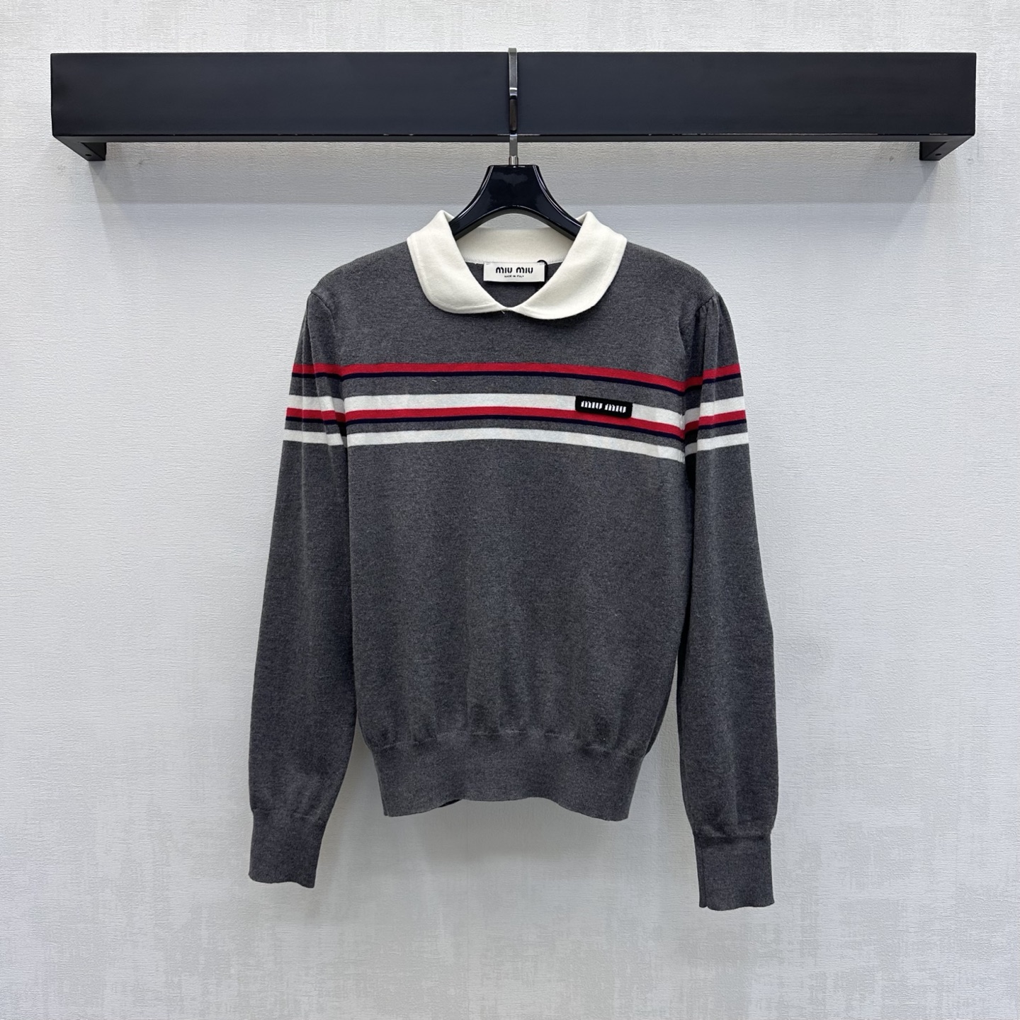 NO:934878,Miumi*2026 new products are on the shelves. Doll collar striped long-sleeved knitted custom YB imported wool knitted material. The texture is soft and skin-friendly. Breathable and not tight. The contrasting color doll collar design is used. It is decorated with stripes and contrasting edges to add layering to the look. The elastic and slim fit makes it slim and versatile. The iconic letter woven logo element is embellished on the chest to highlight the brand's tone. Surface accessories development. Doll collar long-sleeved top tailoring. Casual matching for daily commuting. High-end fashion.  High version 3 colors,,miumiu,19860909Miumi*2026新品上架娃娃领条纹长袖针织定制YB进口羊毛针织材质 质地柔软亲肤 透气不扎 沿用撞色娃娃领设计 配合条纹撞色包边装饰 增添造型层次感 弹力修身版型显瘦又百搭 胸前点缀标志性字母织布徽标元素 彰显品牌调性 面辅料开发 娃娃领长袖上衣剪裁 日常通勤随意搭配穿搭高级时髦  高版本3色,,miumiu,,Women's clothing