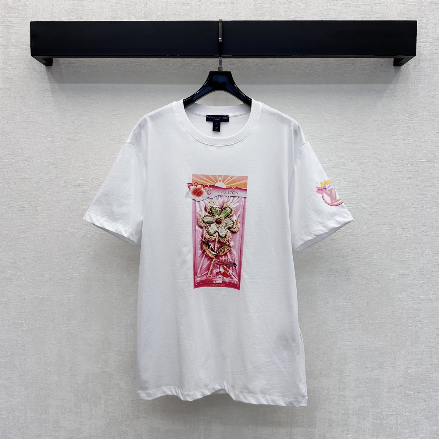 NO:934868,Louis Vuitto*2026 new products are on the shelves. Floral printed short-sleeved custom YB imported twill cotton material is soft and skin-friendly and breathable. It follows the classic basic round neck design to add layering to the look. Large flowers and sunset elements on the front of the body are combined with iconic letter prints on the cuffs on one side. The front and back details echo the bright and layered colors to highlight the brand tone. Development of surface accessories. Round neck short-sleeved T-shirt tailoring. Wear alone and wear high-end fashion. High version, louis  vuitton,T-shirt,tees,t-shirt,19860909Louis Vuitto*2026新品上架花卉印花短袖定制YB进口斜纹全棉材质 柔软亲肤透气 沿用经典基础圆领设计 增添造型层次感 衣身正面大幅花朵与落日元素配合单侧袖口点缀标志性字母印花 前后细节呼应 色彩鲜亮层次饱满 彰显品牌调性 面辅料开发 圆领短袖T恤剪裁 单穿内搭高级时髦 高版本,,louis vuitton,T-shirt,tees，t-shirt,,Women's clothing