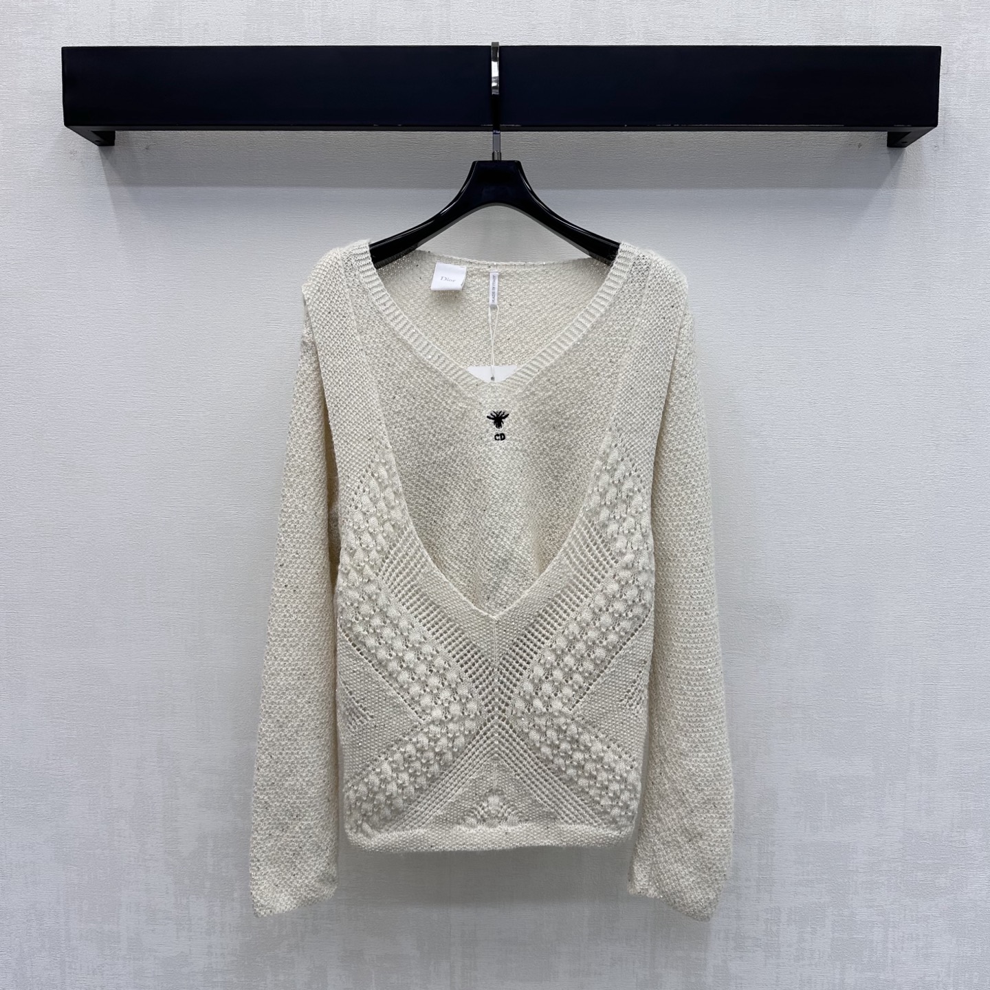 NO:934873,Dio*2026 new products are on the shelves. Hollow fake two-piece long-sleeved knitted custom YB imported wool knit material. The texture is soft and skin-friendly. Breathable and not tight. The whole body is decorated with fine glitter and the iconic little bee letter embroidery logo element is embellished in the center of the chest. It highlights the brand tone. The fake two-piece V-neck design echoes the diamond hollow cable workmanship. It adds layering to the look. Surface accessories development. Fake two-piece long-sleeved top tailoring. Casual combination and high fashion for daily commuting.  High version,,dior,19860909Dio*2026新品上架镂空假两件长袖针织定制YB进口羊毛针织材质 质地柔软亲肤 透气不扎 通体细碎闪片装饰配合胸前居中点缀标志性小蜜蜂字母刺绣徽标元素 彰显品牌调性 沿用假两件V领设计呼应菱格镂空绞花工艺 增添造型层次感 面辅料开发 假两件长袖上衣剪裁 日常通勤随意搭配穿搭高级时髦  高版本,,dior,,Women's clothing