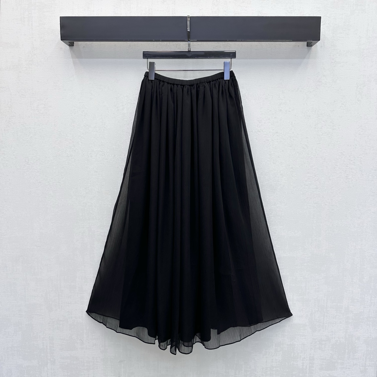 NO:934841,Into*2025 new products are on the shelves. Pleated mesh skirt is made of custom YB imported material. The texture is high-end, breathable and comfortable. It is designed with elastic elastic waistband and pleated mesh splicing details to show elegance. Development of surface accessories. High-waisted pleated skirt cut. A-line loose skirt treatment. Drape and fluffy. Modify figure. Full of French style. Casual matching with cool and gentle atmosphere. High version, skirts,19860909Into*2025新品上架碎褶网纱半裙定制YB进口材质 质感高级透气舒适 沿用弹力松紧腰头设计 配合褶皱网纱拼接细节 展现优雅气质 面辅料开发 高腰压褶半裙剪裁 A字宽松裙摆处理 垂顺蓬松 修饰身材 尽显法式风情 随意搭配自带清冷温柔氛围感 高版本,,skirts,,Women's clothing