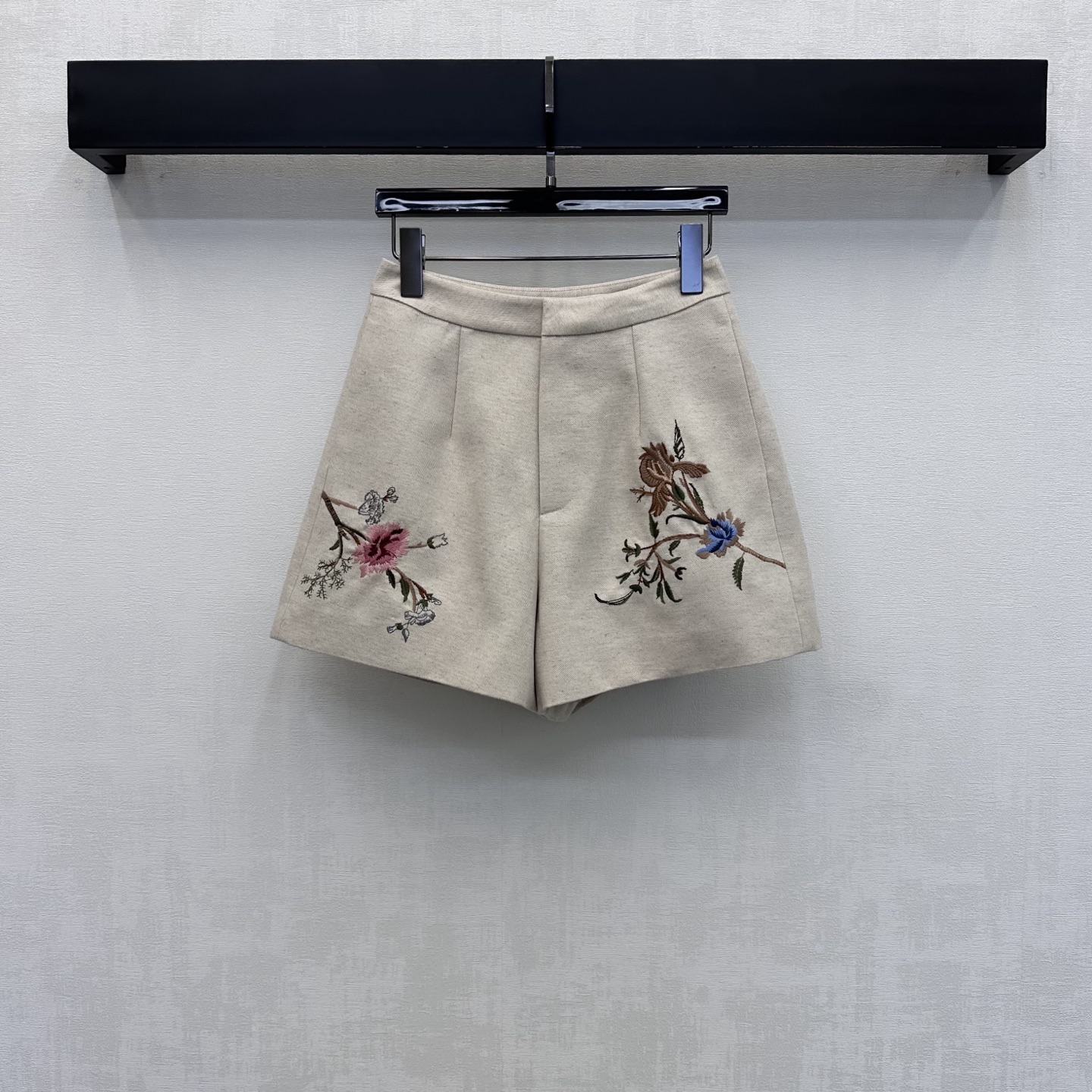 NO:934831,Into*2025 new product launches new Chinese embroidered shorts. Customized YB imported twill material. The texture is crisp and stylish. It feels comfortable and skin-friendly. The hidden zipper button opening and closing design adds to the layering of the look. The left and right sides are decorated with floral three-dimensional embroidery elements. The pink and blue contrasting flower branch pattern fills the national style atmosphere and highlights the brand tone. Development of surface accessories. High-waisted A-line shorts cut. The version elongates the leg proportions to show French style.  Pair it casually with its own cool and gentle atmosphere. High version, shorts,19860909Into*2025新品上架新中式刺绣短裤 定制YB进口斜纹绸材质 质感挺括有型 触感舒适亲肤 沿用隐藏式拉链纽扣开合设计 增添造型层次感 左右双侧重工花卉立体刺绣元素装饰 粉蓝撞色花枝纹样 国风氛围感拉满 彰显品牌调性 面辅料开发 高腰A字短裤剪裁 版型拉长腿部比例 尽显法式风情 随意搭配自带清冷温柔氛围感 高版本,,shorts,,Women's clothing