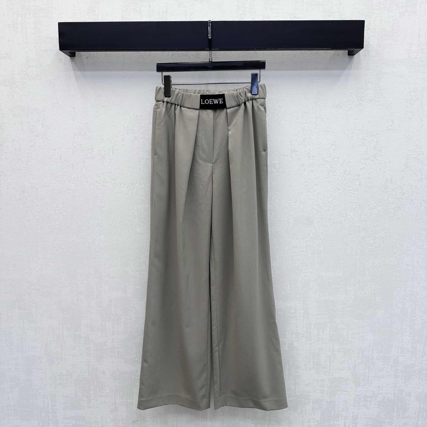 NO:934846,Loew*2025 new arrivals woven label straight trousers, custom made of YB imported twill cotton. Sleek and stylish. High-quality texture. Elastic shirring design on both sides of the waist. Decorated with the central iconic letter woven logo element to highlight the brand tone. Single patch pocket on the back is embellished with a single button to add layering to the look. Surface accessories development. High-waisted straight elastic waist trousers cut. Simple and fashionable to wear casually. High version 2 colors, loewe,19860909Loew*2025新品上架织标直筒长裤定制YB进口斜纹棉材质 垂顺有型 质感上乘 腰部两侧松紧抽褶设计 配合中央标志性字母织布徽标元素装饰 彰显品牌调性 后侧单边贴袋点缀单颗纽扣 增添造型层次感 面辅料开发 高腰直筒松紧腰长裤剪裁 随意搭配穿搭简约时髦 高版本2色,,loewe,,Women's clothing