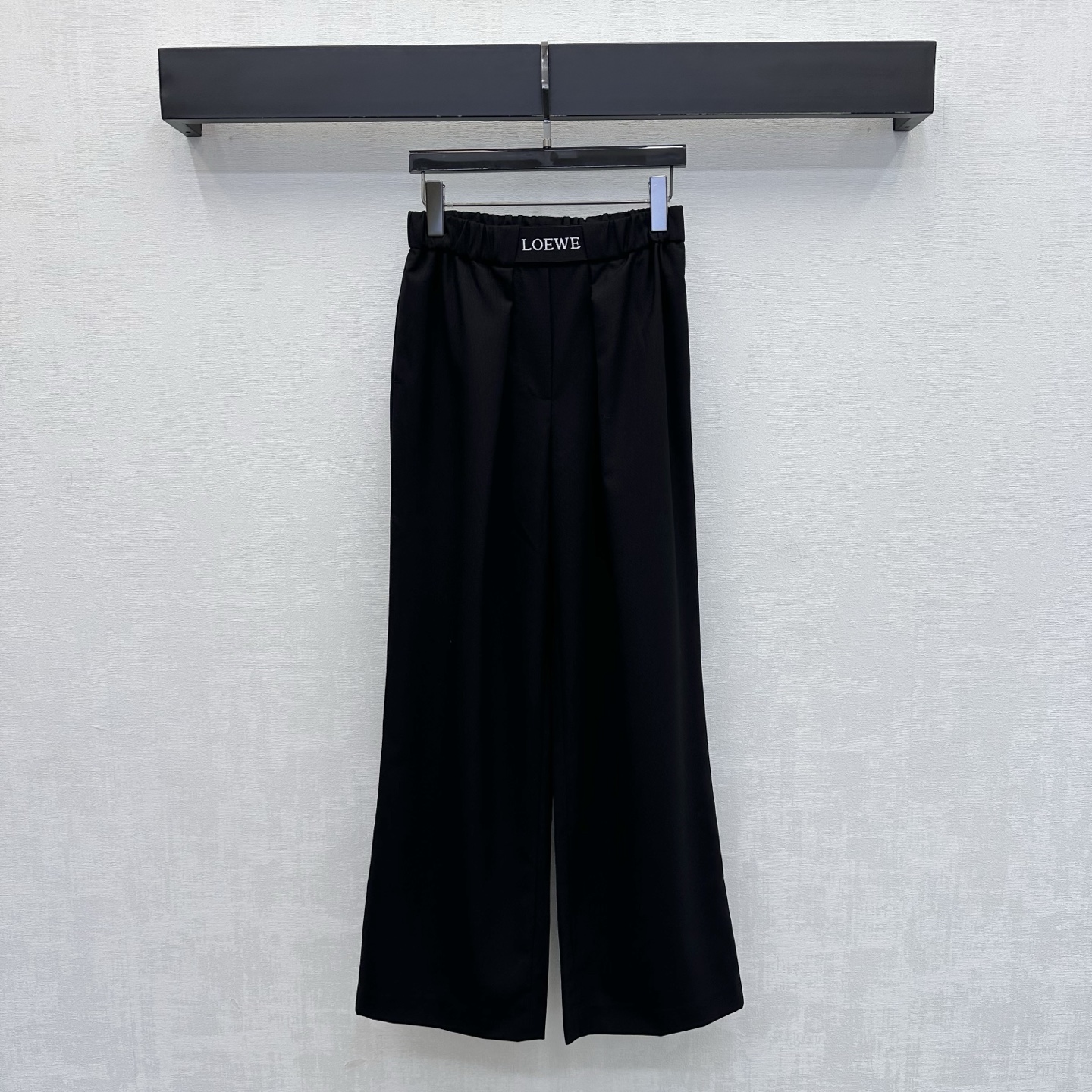 NO:934807,Loew*2025 new arrivals woven label straight trousers, custom made of YB imported twill cotton. Sleek and stylish. High-quality texture. Elastic shirring design on both sides of the waist. Decorated with the central iconic letter woven logo element to highlight the brand tone. Single patch pocket on the back is embellished with a single button to add layering to the look. Surface accessories development. High-waisted straight elastic waist trousers cut. Simple and fashionable to wear casually. High version 2 colors, loewe,19860909Loew*2025新品上架织标直筒长裤定制YB进口斜纹棉材质 垂顺有型 质感上乘 腰部两侧松紧抽褶设计 配合中央标志性字母织布徽标元素装饰 彰显品牌调性 后侧单边贴袋点缀单颗纽扣 增添造型层次感 面辅料开发 高腰直筒松紧腰长裤剪裁 随意搭配穿搭简约时髦 高版本2色,,loewe,,Women's clothing