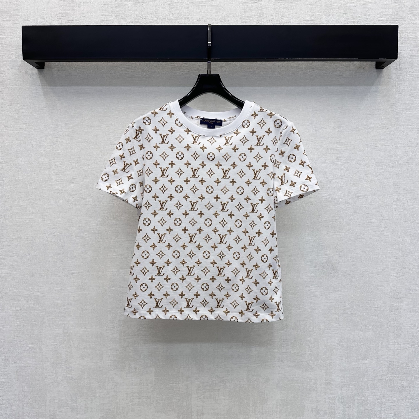 NO:934827,Louis Vuitto*2026 new products are on the shelves. Round neck printed short-sleeves. Customized YB imported twill cotton material. Breathable and comfortable. The iconic four-leaf clover letter printed logo elements are printed all over the body. Highlighting the brand tone. Full of socialite and old money feeling. High-end style. The regular version is not picky about the figure and is slimmer and proportional. Adds a layered look to create a personalized style. Relaxed and fashionable. Development of surface accessories. Cutting of round neck short-sleeved T-shirts.  Wear it alone and look stylish. High version, Louis Vuitton, T-shirt, tees, t-shirt,19860909Louis Vuitto*2026新品上架圆领印花短袖 定制YB进口斜纹全棉材质 透气舒适 通体满印标志性四叶草字母印花徽标元素 彰显品牌调性 带有满满名媛老钱感 高级格调 常规版型不挑身材更显瘦显比例 增添造型层次感 打造个性风格 松弛而时髦 面辅料开发 圆领短款短袖T恤剪裁 单穿内搭出彩时髦 高版本,,louis vuitton,T-shirt,tees，t-shirt,,Women's clothing