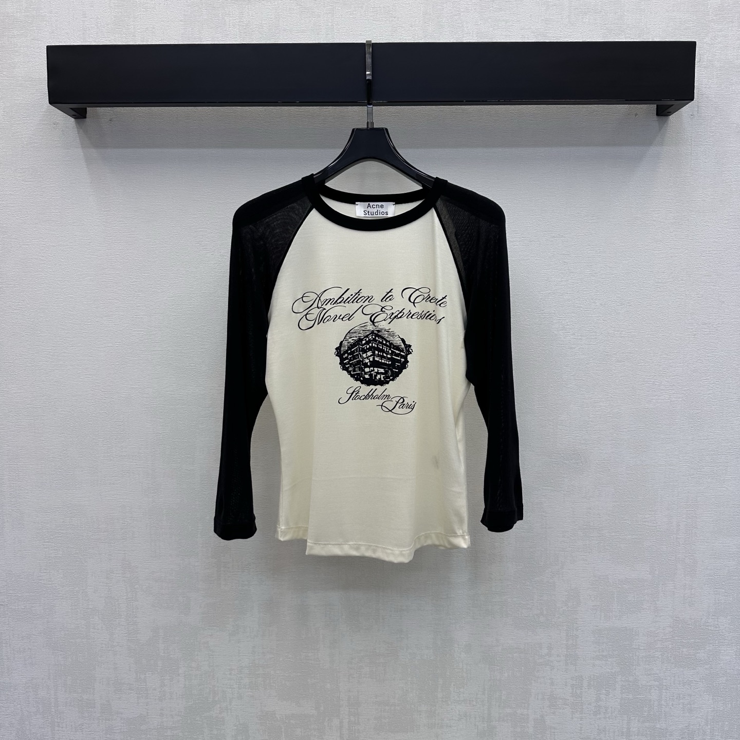 NO:934817,Acne*2026 new products are on the shelves printed contrasting three-quarter sleeve top. Customized YB imported twill cotton splicing knitted material. The texture is soft, skin-friendly and breathable. It is light and soft with a delicate soft light. The classic round neck is spliced with contrasting three-quarter sleeves to add layering to the look. The chest is decorated with floral handwritten letters and European architectural sketch printing elements to highlight the brand's tone. Development of surface accessories. Round neck three-quarter sleeve top tailoring. Casual and high-end fashion for daily commuting.  High version,,acne studios,19860909Acne*2026新品上架印花撞色七分袖上衣 定制YB进口斜纹全棉拼接针织材质 质地柔软亲肤透气不扎 轻薄柔软自带细腻柔光 沿用经典圆领拼接撞色七分袖 增添造型层次感 胸前点缀花体手写字母与欧式建筑素描印花元素装饰 彰显品牌调性 面辅料开发 圆领七分袖上衣剪裁 日常通勤随意搭配穿搭高级时髦  高版本,,acne studios,,Women's clothing