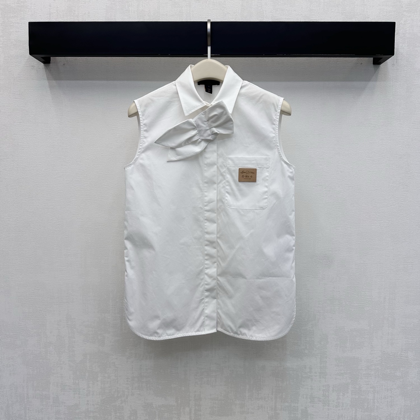 NO:934837,Louis Vuitto*2026 new arrivals bow sleeveless shirt custom made of YB imported twill cotton material. Light and soft texture, skin-friendly and breathable. It follows the classic lapel design. It can be adjusted freely with the placket buttons to add layering to the look. The neckline is decorated with a detachable bow. It echoes the chest pocket and is decorated with the iconic letter logo. It low-key highlights the brand tone. Surface accessories development. Lapel sleeveless shirt tailoring. Easy to wear to create a minimalist high-end style. High version, Louis  vuitton,shirts,19860909Louis Vuitto*2026新品上架蝴蝶结无袖衬衫定制YB进口斜纹全棉材质 质地轻盈柔软 触感亲肤透气 沿用经典翻领设计 配合开襟纽扣自由调节处理 增添造型层次感 领口搭配可拆卸蝴蝶结装饰 呼应胸前口袋点缀标志性字母徽标装饰 低调彰显品牌调性 面辅料开发 翻领无袖衬衣剪裁 穿搭轻松打造极简高级风  高版本,,louis vuitton,shirts,,Women's clothing