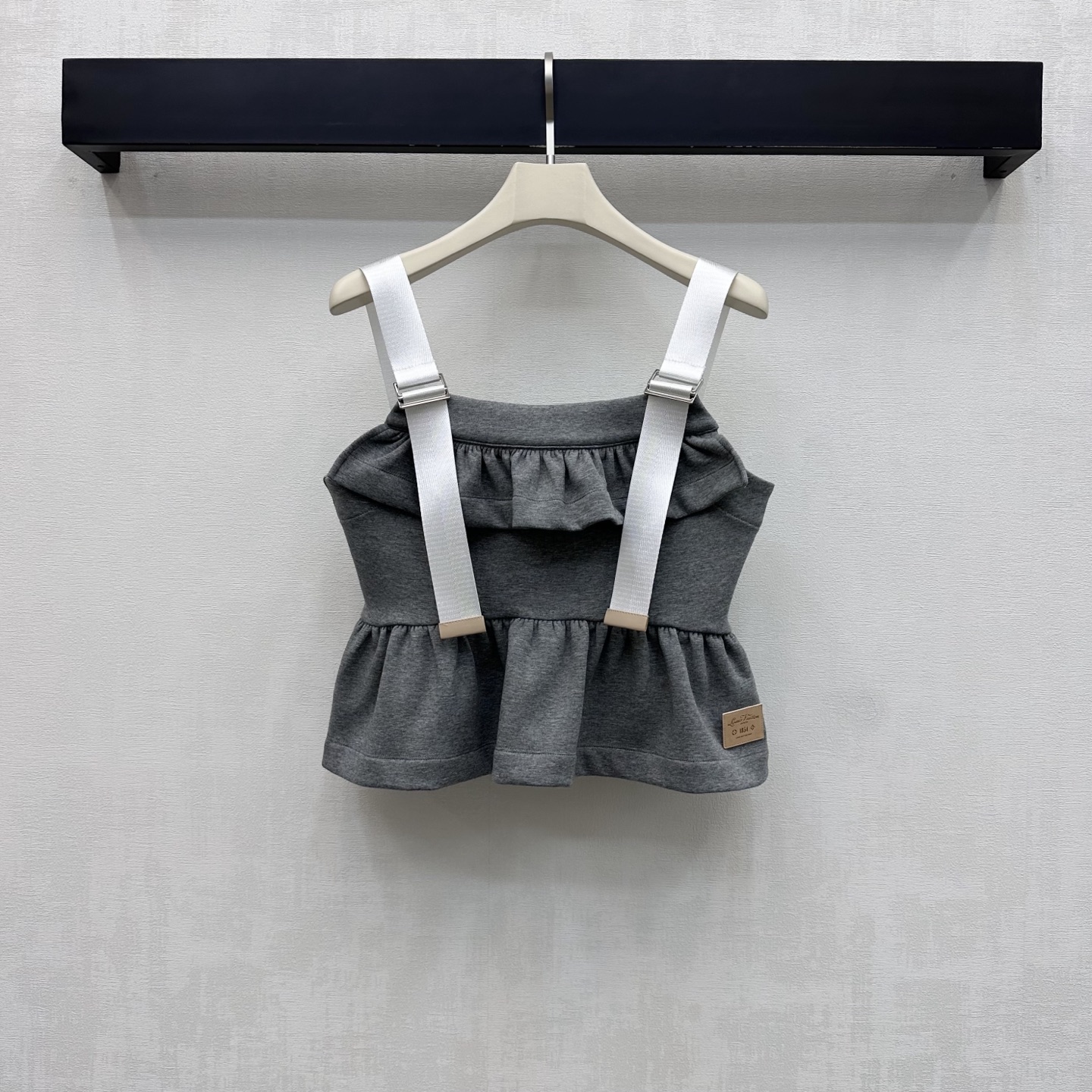 NO:934806,Louis Vuitto*2026 new products are on the shelves. The ruffle camisole is made of YB imported air cotton. The texture is soft and thick. It feels skin-friendly and breathable. It has a slight natural drape. The versatile gray tone shows a whitening temperament without picking on the skin color. The white wide shoulder webbing is used for adjustment and the pleated waist cut. The double-layer ruffle design adds a sense of layering to the look. Breaks the monotony. The hem is embellished with iconic engraved letters and contrasting leather labels to highlight the brand's tone. Development of surface accessories  Short waisted camisole cut. Can be paired with long shorts from the same series. Wear as a set or separately for high-end fashion. High version, Louis Vuitton, shorts,19860909Louis Vuitto*2026新品上架荷叶边吊带背心定制YB进口空气全棉材质 质地柔软厚实 触感亲肤透气 带有微微自然垂坠感 百搭灰色调显白提气质不挑肤色 沿用白色宽肩织带调节配合掐褶收腰裁剪双层荷叶边设计 增添造型层次感 打破单调 下摆点缀标志性刻印字母撞色皮标装饰 彰显品牌调性 面辅料开发 短款收腰吊带背心剪裁 可搭配同系列长短裤 成套或分开穿搭高级时髦  高版本,,louis vuitton,shorts,,Women's clothing