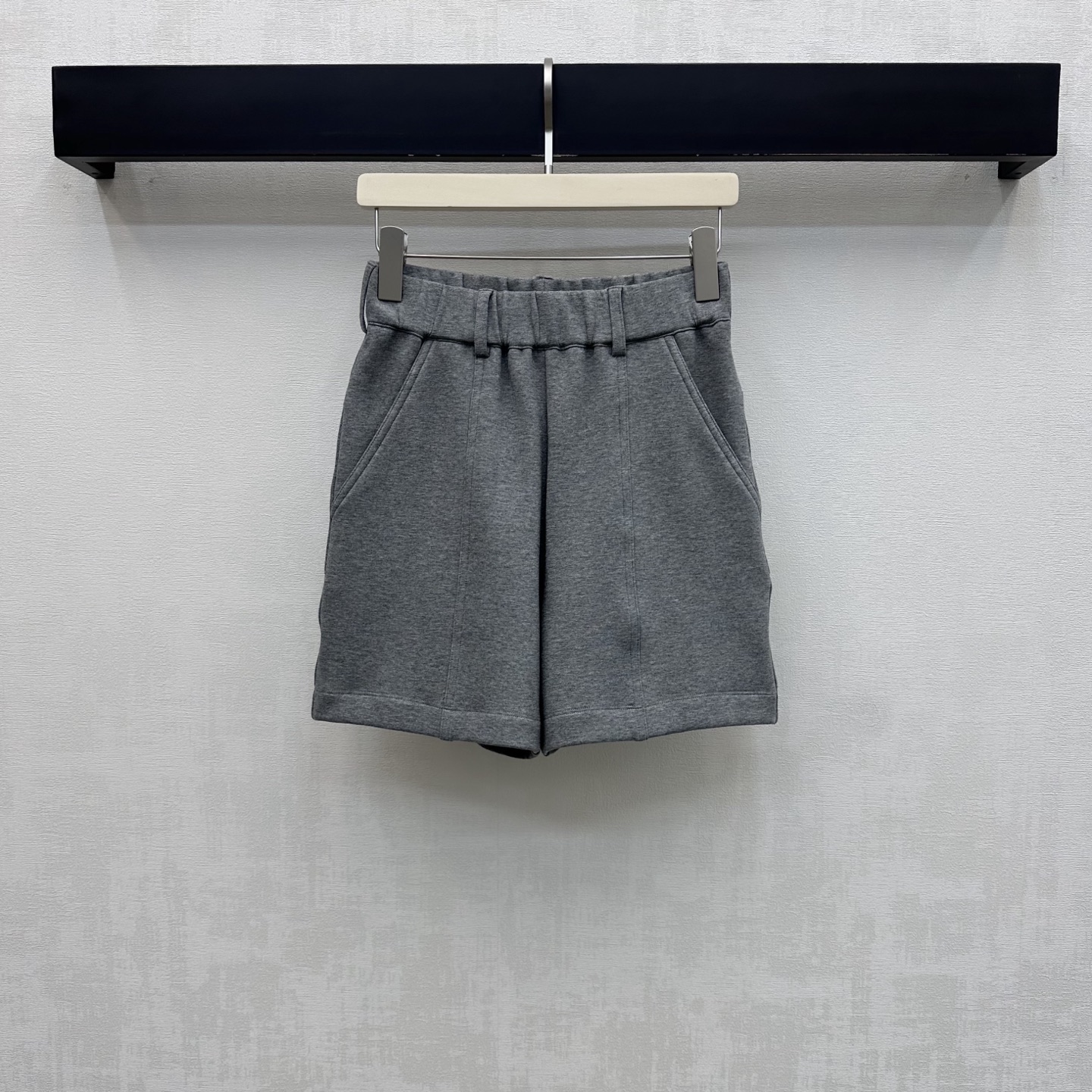 NO:934821,Louis Vuitto*2026 new arrivals, wide-leg sports shorts with leather label, custom-made YB imported air cotton material, soft and thick texture, skin-friendly and breathable, with a slight natural drape. Versatile gray tone to enhance whitening temperament without picking on skin tone. High-waisted wide-leg version design can easily raise the waistline and add layering to the look. The rear hip pockets are decorated with iconic engraved letters and contrasting color leather labels to highlight the brand's tone. Development of surface accessories. High-waisted straight shorts cut. Can be matched with tops of the same series.  Wear as a set or separately for high-end fashion. High version, Louis Vuitton, shorts,19860909Louis Vuitto*2026新品上架皮标阔腿运动短裤定制YB进口空气全棉材质 质地柔软厚实 触感亲肤透气 带有微微自然垂坠感 百搭灰色调显白提气质不挑肤色 高腰阔腿版型设计轻松拉高腰线 增添造型层次感 后臀口袋点缀标志性刻印字母撞色皮标装饰 彰显品牌调性 面辅料开发 高腰直筒短裤剪裁 可搭配同系列上装 成套或分开穿搭高级时髦  高版本,,louis vuitton,shorts,,Women's clothing