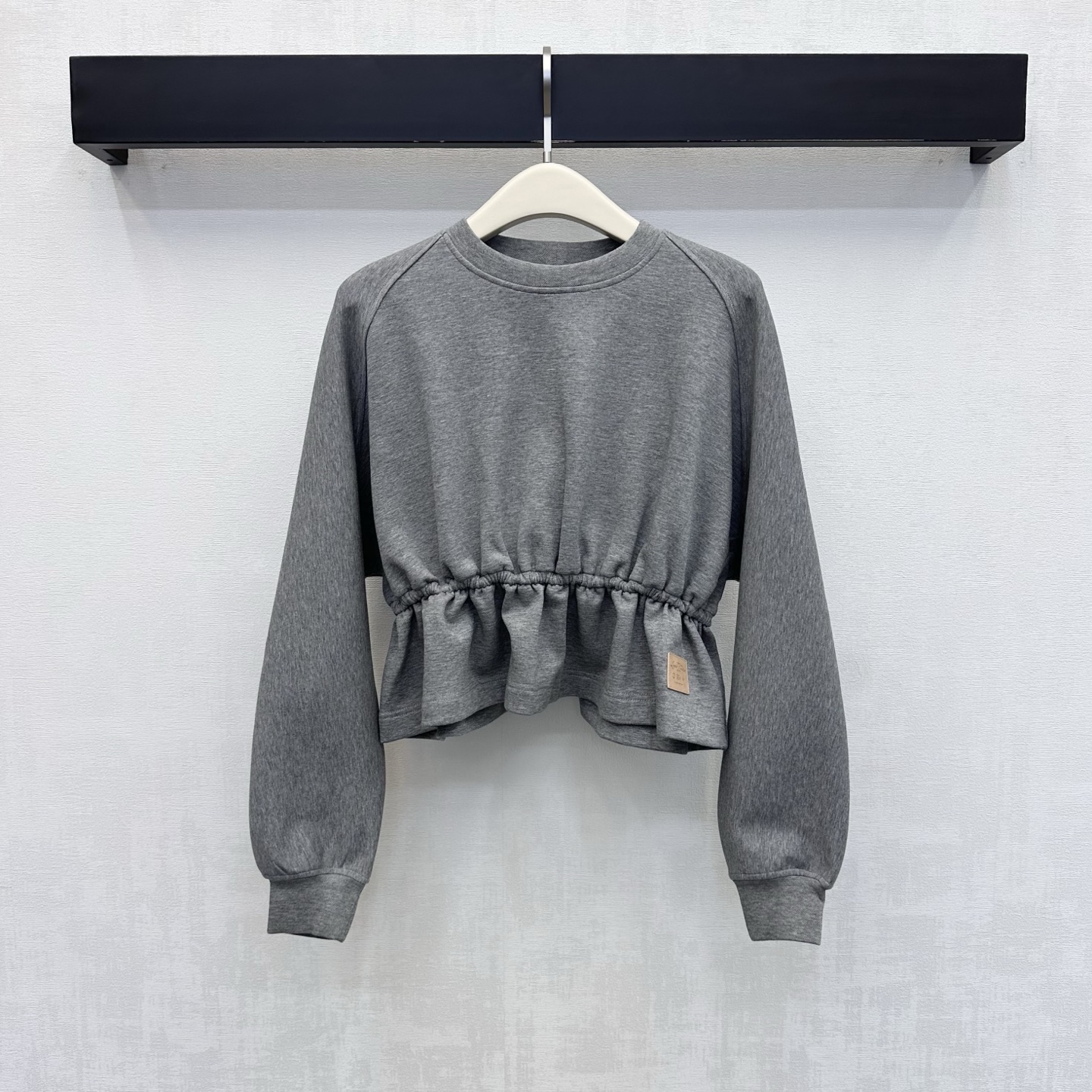 NO:934797,Louis Vuitto*2026 new products are on the shelves. Ruffled round neck sweatshirt is made of YB imported air cotton material. The texture is soft and thick. It feels skin-friendly and breathable. It has a slight natural drape. The versatile gray tone shows a whitening temperament without picking on the skin tone. The ruffled design is used to add layering and break the monotony. The hem is embellished with iconic engraved letters and contrasting color leather label decoration to highlight the brand's tone. Development of surface accessories. Cutting of short waisted round neck sweatshirt.  Can be paired with long shorts from the same series. Wear them as a set or separately for high-end fashion. High version, Louis Vuitton, hoodie, sweatshirts, shorts,19860909Louis Vuitto*2026新品上架荷叶边圆领卫衣定制YB进口空气全棉材质 质地柔软厚实 触感亲肤透气 带有微微自然垂坠感 百搭灰色调显白提气质不挑肤色 沿用掐褶收腰裁剪荷叶边设计 增添造型层次感 打破单调 下摆点缀标志性刻印字母撞色皮标装饰 彰显品牌调性 面辅料开发 短款收腰圆领卫衣剪裁 可搭配同系列长短裤 成套或分开穿搭高级时髦  高版本,,louis vuitton,hoodie,sweatshirts,shorts,,Women's clothing