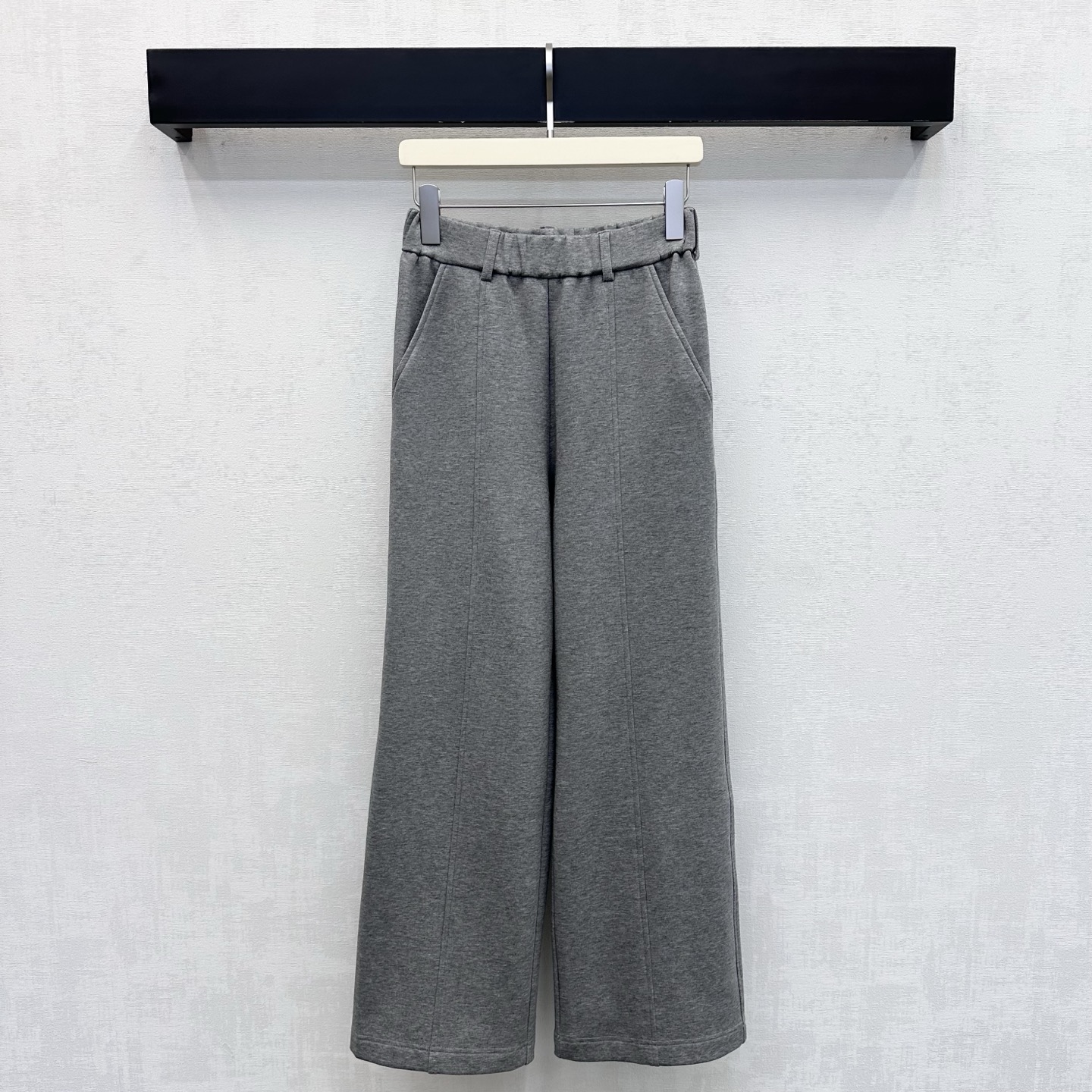 NO:934816,Louis Vuitto* 2026 new arrivals leather label wide-leg sports trousers customized YB imported air cotton material soft and thick texture, skin-friendly and breathable, with a slight natural drape. Versatile gray tone to enhance whitening temperament without picking on skin tone. High-waisted wide-leg version design can easily raise the waistline and add layering to the look. The rear hip pockets are decorated with iconic engraved letters and contrasting color leather labels to highlight the brand's tone. Development of surface accessories. High-waisted straight trousers cut.  Can be worn with tops from the same series, as a set or separately for high-end fashion. High version, Louis Vuitton,19860909Louis Vuitto*2026新品上架皮标阔腿运动长裤定制YB进口空气全棉材质 质地柔软厚实 触感亲肤透气 带有微微自然垂坠感 百搭灰色调显白提气质不挑肤色 高腰阔腿版型设计轻松拉高腰线 增添造型层次感 后臀口袋点缀标志性刻印字母撞色皮标装饰 彰显品牌调性 面辅料开发 高腰直筒长裤剪裁 可搭配同系列上装 成套或分开穿搭高级时髦 高版本,,louis vuitton,,Women's clothing