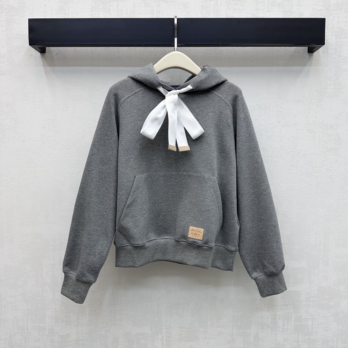 NO:934801,Louis Vuitto*2026 new arrivals hooded contrasting color drawstring sweatshirt made of YB imported air cotton material. The texture is soft and thick. It feels skin-friendly and breathable. It has a slight natural drape. The versatile gray tone shows a whitening temperament without being picky about skin color. The white webbing is used for adjustment and pocket design to add layering to the look. Break the monotony. The hem is embellished with iconic engraved letters and contrasting color leather label decoration to highlight the brand's tone. Development of surface accessories. Cutting of hooded short sweatshirt  Can be paired with long shorts from the same series. Wear them as a set or separately for high-end fashion. High version, Louis Vuitton, hoodie, sweatshirts, shorts, hats,19860909Louis Vuitto*2026新品上架连帽撞色抽绳卫衣定制YB进口空气全棉材质 质地柔软厚实 触感亲肤透气 带有微微自然垂坠感 百搭灰色调显白提气质不挑肤色 沿用白色织带调节配合插兜口袋设计 增添造型层次感 打破单调 下摆点缀标志性刻印字母撞色皮标装饰 彰显品牌调性 面辅料开发 连帽短款卫衣剪裁 可搭配同系列长短裤 成套或分开穿搭高级时髦  高版本,,louis vuitton,hoodie,sweatshirts,shorts,hats,,Women's clothing