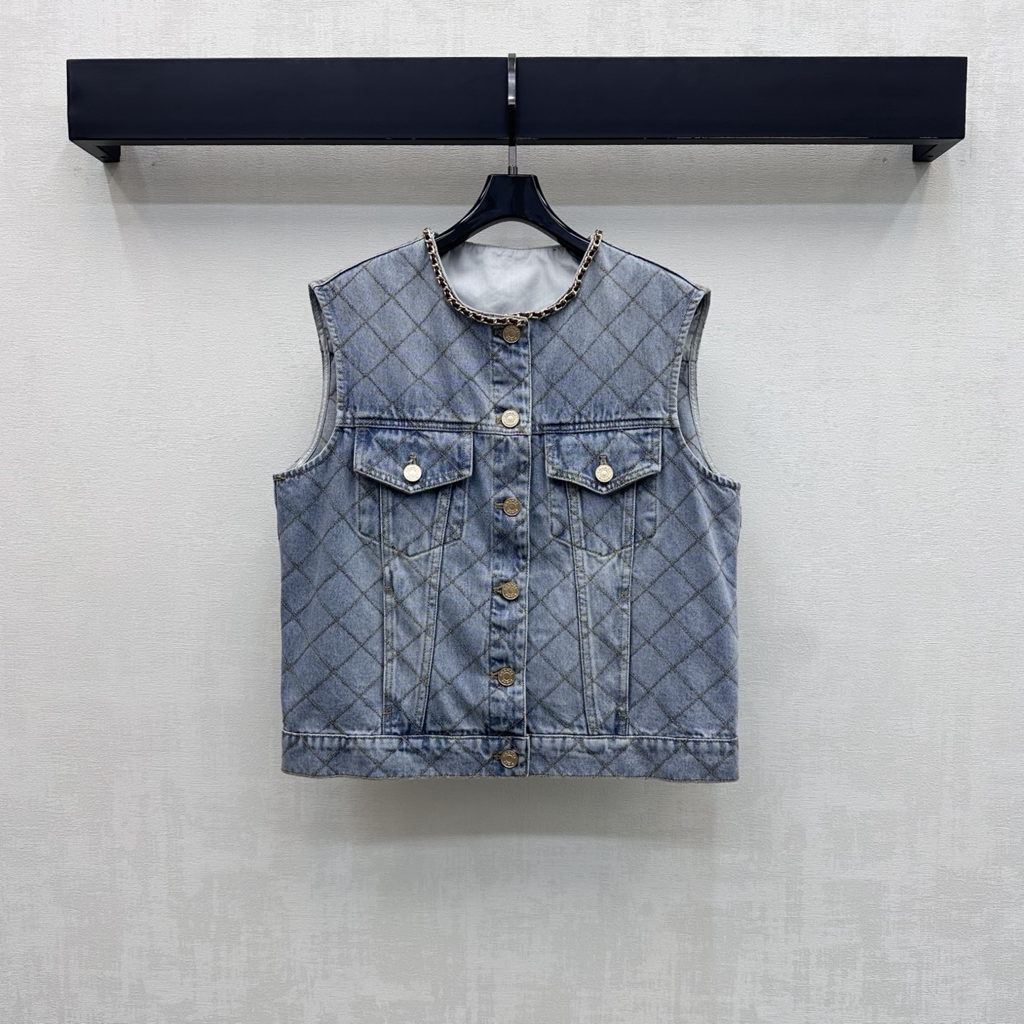 NO:934784,Chane*2026 new product launches rhombus chain denim vest customized with YB imported twill cotton material. The texture is crisp and skin-friendly. The whole body rhombus quilting design process adds a sense of layering to the look. The engraved metal letter buttons are used to adjust the placket. Echoing the classic woven chain hemming details, it highlights the brand tone. It is visually more layered and high-end. The development of surface accessories. Sleeveless vest vest tailoring. Can be paired with skirts and trousers of the same series.  A complete set of outfits for commuting and dating to easily create a French high-end style. High version 36 38 40,,chanel,skirts,19860909Chane*2026新品上架菱格链条牛仔马甲定制YB进口斜纹全棉材质 质地挺括有型亲肤 通体菱格纹绗缝设计工艺设计 增添造型层次感 沿用刻印金属字母纽扣开襟调节装饰 呼应经典编织链条包边细节处理 彰显品牌调性 视觉上更具层次感与高级感 面辅料开发 无袖背心马甲剪裁 可搭配同系列裙裤装 通勤约会成套穿搭轻松打造法式高级风  高版本36 38 40,,chanel,skirts,,Women's clothing