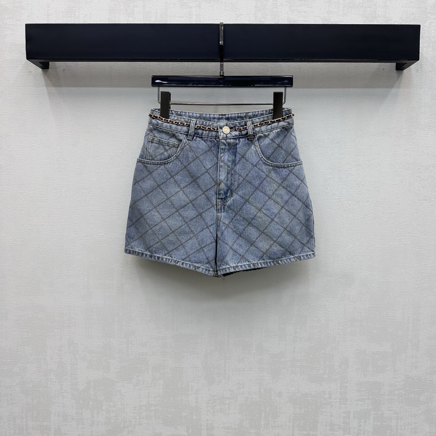 NO:934794,Chane*2026 new products are on the shelves. Diamond chain denim shorts are made of YB imported twill cotton. The texture is crisp and skin-friendly. The whole body diamond quilting design adds a sense of layering. The engraved metal letter buttons are used to adjust the decoration. Echoing the classic woven chain hemming details, highlighting the brand tone. Visually more layered and high-end. Development of surface accessories. High-waisted buttoned shorts cut. Can be paired with shirts, jackets and vests of the same series.  A complete set of outfits for commuting and dating to easily create a French high-end style. High version 36 38 40 42,,chanel,shorts,jackets & coats,19860909Chane*2026新品上架菱格链条牛仔短裤定制YB进口斜纹全棉材质 质地挺括有型亲肤 通体菱格纹绗缝设计工艺设计 增添造型层次感 沿用刻印金属字母纽扣调节装饰 呼应经典编织链条包边细节处理 彰显品牌调性 视觉上更具层次感与高级感 面辅料开发 高腰系扣短裤剪裁 可搭配同系列衬衣外套马甲 通勤约会成套穿搭轻松打造法式高级风  高版本36 38 40 42,,chanel,shorts,jackets & coats,,Women's clothing