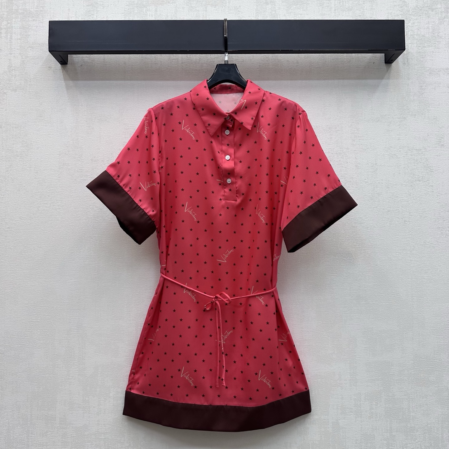 NO:934754,Valentin*2026 new products are on the shelves. Contrast color star shirt dress is made of YB imported twill cotton. It is full of texture and soft and skin-friendly. The half-open button on the lapel is used to echo the same color waist lace adjustment process to add a sense of layering to the look. Stars and iconic handwritten letters are printed all over the body with contrasting edge design to highlight the brand tone. Simple and advanced. Development of surface accessories. Lapel short-sleeved waist dress tailoring to present a casual and free style.  High version,,valentino,skirts,shirts,T-shirt,19860909Valentin*2026新品上架撞色星星衬衫连衣裙定制YB进口斜纹棉材质 质感十足 柔软亲肤 沿用翻领半开襟纽扣呼应腰部同色系收腰系带调节处理 增添造型层次感 通体满印星星与标志性手写字母配合撞色包边设计 彰显品牌调性 简约高级 面辅料开发 翻领短袖收腰连衣裙版型剪裁 呈现随性自由的穿搭风格 高版本,,valentino,skirts,shirts,T-shirt,,Women's clothing