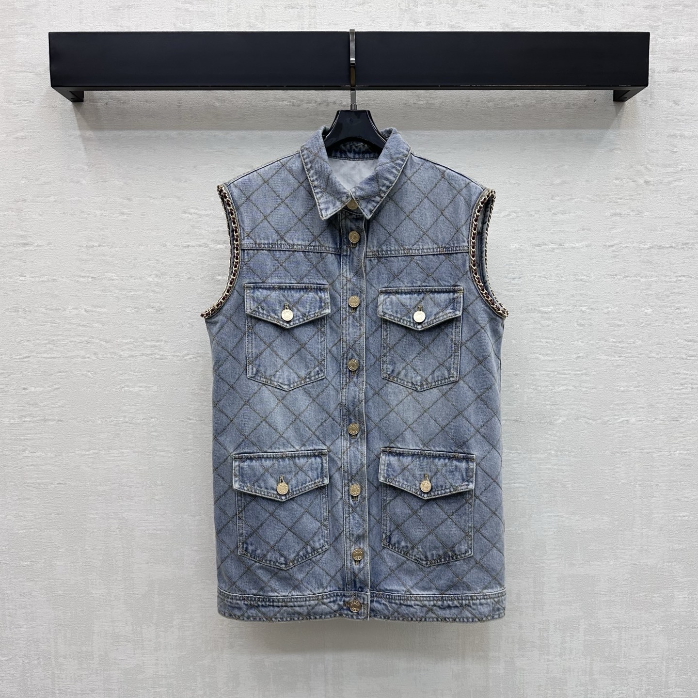 NO:934774,Chane*2026 new products are on the shelves. Diamond chain denim vest skirt is made of YB imported twill cotton material. The texture is crisp and skin-friendly. All-over diamond quilting design and craftsmanship. Combined with the chest pocket to add a sense of layering to the look. The engraved metal letter buttons are used to adjust the placket. Echoing the classic woven chain hemming details, highlighting the brand tone. Visually more layered and high-end. Development of surface accessories. Sleeveless vest skirt tailoring. Can be paired with skirts and trousers of the same series.  A complete set of outfits for commuting and dating to easily create a French high-end style. High version 36 38 40,,chanel,skirts,19860909Chane*2026新品上架菱格链条牛仔背心裙定制YB进口斜纹全棉材质 质地挺括有型亲肤 通体菱格纹绗缝设计工艺设计 配合胸前工装口袋 增添造型层次感 沿用刻印金属字母纽扣开襟调节装饰 呼应经典编织链条包边细节处理 彰显品牌调性 视觉上更具层次感与高级感 面辅料开发 无袖背心裙剪裁 可搭配同系列裙裤装 通勤约会成套穿搭轻松打造法式高级风  高版本36 38 40,,chanel,skirts,,Women's clothing