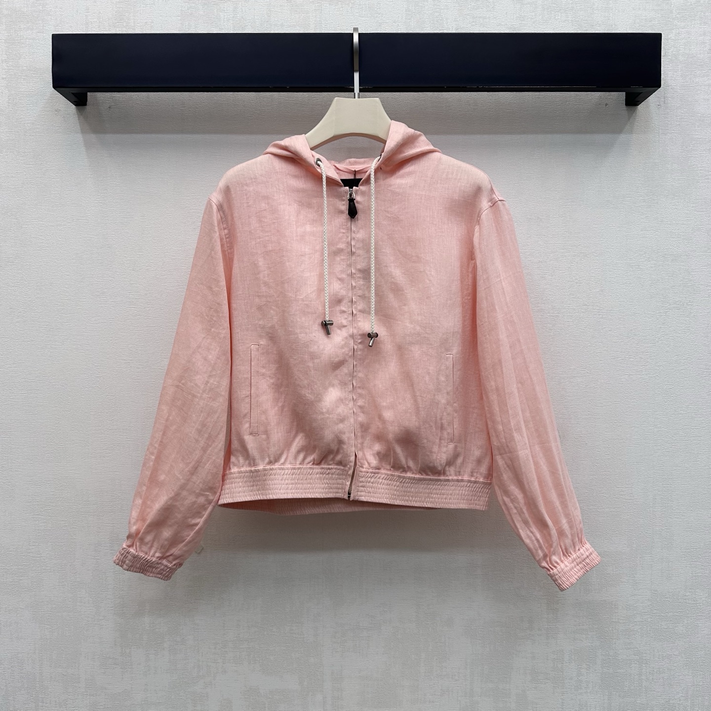 NO:944057,LP*2026 new arrivals linen hooded zipper jacket. Customized YB imported linen fabric. Lightweight and breathable. It feels dry and skin-friendly. It has a unique texture of natural fiber and a micro-wrinkle effect. The upper body has a high-end, lazy and quiet luxury atmosphere. The drawstring hood adjustment design is used to match the elasticity of the hem and cuffs. It visually lengthens the body proportions, makes you taller and slimmer, and adds layering to the look. There are hidden pockets on both sides to echo the leather pendant zipper adjustment decoration.  Highlight the brand tone. Development of fabrics and accessories. Cutting of hooded zipper jackets and coats. Easy to match and match to create old money and high-end style. Elegant and casual. High version 2 colors, loro piana,jackets & coats,jackets & coats,hats,19860909LP*2026新品上架亚麻连帽拉链外套 定制YB进口亚麻面料 质地轻盈透气 触感干爽亲肤 带有天然纤维的独特肌理感与微皱效果 上身自带高级慵懒的静奢氛围 沿用抽绳连帽调节设计配合下摆与袖口松紧收束 视觉上拉长身材比例线条 显高显瘦 增添造型层次感 两侧带有隐形插袋 呼应皮质吊饰拉链调节装饰 彰显品牌调性 面辅料开发 连帽拉链夹克外套剪裁 随意搭配穿搭轻松打造老钱高级风 优雅又随性 高版本2色,,loro piana,jackets & coats,jackets & coats,hats,,Women's clothing