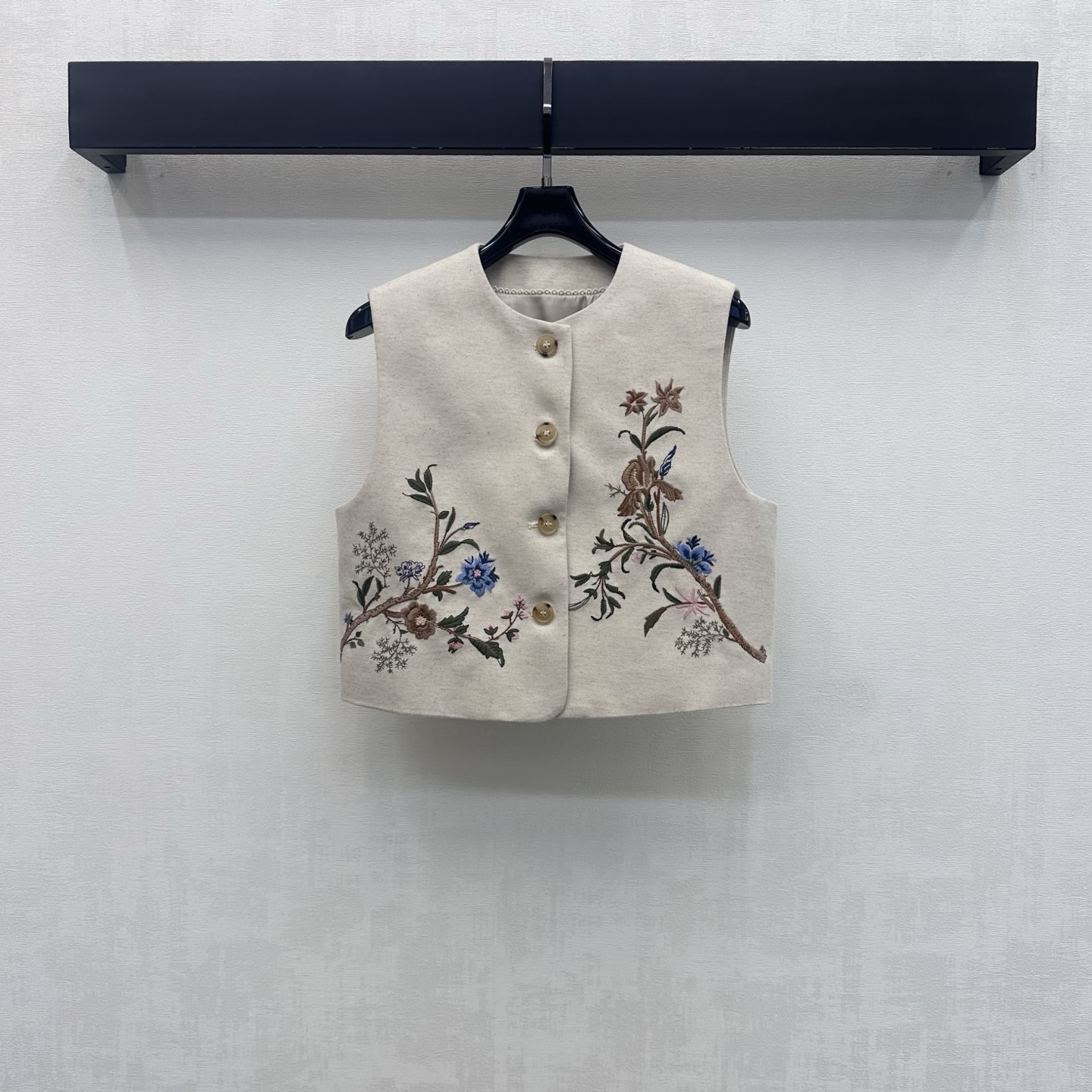 NO:944004,LP*2025 new products are on the shelves. New Chinese-style embroidered vest. Customized YB imported twill material. The texture is crisp and stylish. It feels comfortable and skin-friendly. The placket button closure design is used to add layering to the look. The body is decorated with three-dimensional floral embroidery elements. The pink and blue contrasting flower branch pattern fills the national style atmosphere and highlights the brand tone. Development of surface accessories. Short round-neck vest tailoring. The version elongates the leg proportions to show French style.  Can be paired with shorts from the same series. The complete set brings a cool and gentle atmosphere. High version, loro piana, shorts,19860909LP*2025新品上架新中式刺绣马甲 定制YB进口斜纹绸材质 质感挺括有型 触感舒适亲肤 沿用开襟纽扣开合设计 增添造型层次感 衣身重工花卉立体刺绣元素装饰 粉蓝撞色花枝纹样 国风氛围感拉满 彰显品牌调性 面辅料开发 圆领短款马甲剪裁 版型拉长腿部比例 尽显法式风情 可搭配同系列短裤 成套穿搭自带清冷温柔氛围感  高版本,,loro piana,shorts,,Women's clothing