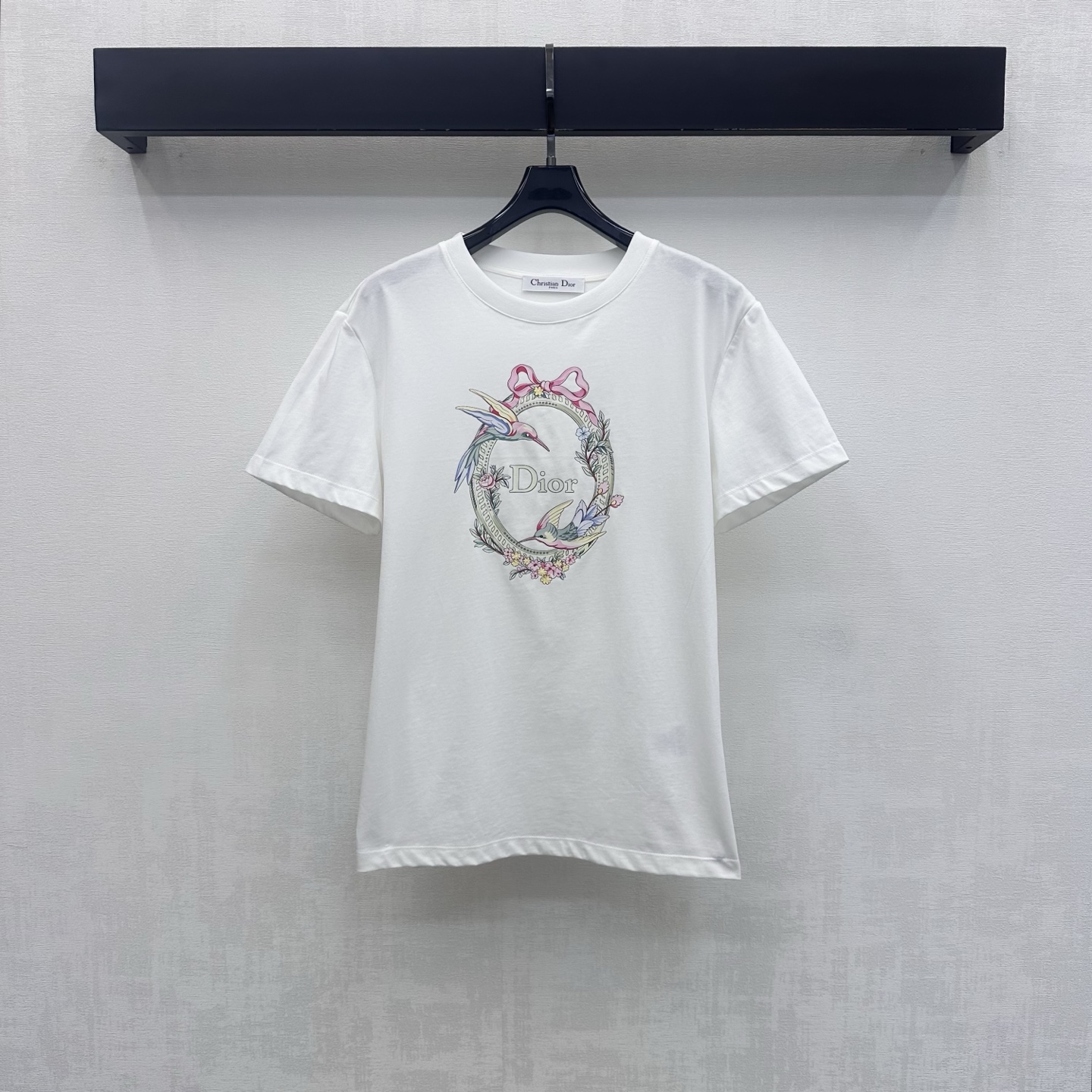 NO:945376,Dio*2026 new products on the shelves, garland printed short-sleeved custom YB imported twill cotton material, soft and skin-friendly, breathable, follows the classic basic round neck design, adding layering to the look. The bow flower on the front of the body is decorated with double-peaked birds and iconic letter printing. The colors are bright and full of layers, highlighting the brand tone. Development of surface accessories. Round neck short-sleeved T-shirt tailoring. High-end fashionable for single wear. High version, dior, T-shirt, tees, t-shirt,19860909Dio*2026新品上架花环印花短袖定制YB进口斜纹全棉材质 柔软亲肤透气 沿用经典基础圆领设计 增添造型层次感 衣身正面蝴蝶结花搭配双峰鸟与标志性字母印花装饰 色彩鲜亮层次饱满 彰显品牌调性 面辅料开发 圆领短袖T恤剪裁 单穿内搭高级时髦 高版本,,dior,T-shirt,tees，t-shirt,,Women's clothing