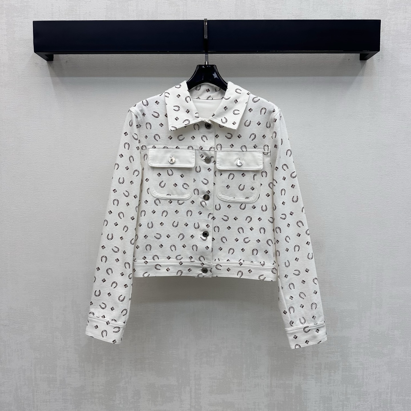 NO:944043,Herme*2026 new arrivals horseshoe buckle printed denim jacket. Customized YB imported twill cotton denim fabric. The texture is crisp and stylish. The lapel placket is adjusted with engraved buttons. It is designed with symmetrical flap pockets on the chest to add a sense of layering. The horseshoe and rhombus logo elements all over the body echo the rear hem and are decorated with iconic letter leather labels to highlight the brand's tone. Development of surface accessories. Lapel long-sleeved short jacket tailoring. Can be paired with the same series of culottes.  Easily create a French high-end style by wearing a complete set. High version in 2 colors-, hermes, skirts, jackets & coats,19860909Herme*2026新品上架马蹄扣印花牛仔外套 定制YB进口斜纹全棉牛仔面料 质地挺括有型 沿用翻领开襟刻印纽扣调节处理 配合胸前对称翻盖口袋设计 增添造型层次感 通体满铺马蹄与菱格标识元素呼应后部下摆点缀标志性字母皮标装饰 彰显品牌调性 面辅料开发 翻领长袖短款外套剪裁 可搭配同系列裙裤 成套穿搭轻松打造法式高级风 高版本2色-,,hermes,skirts,jackets & coats,,Women's clothing