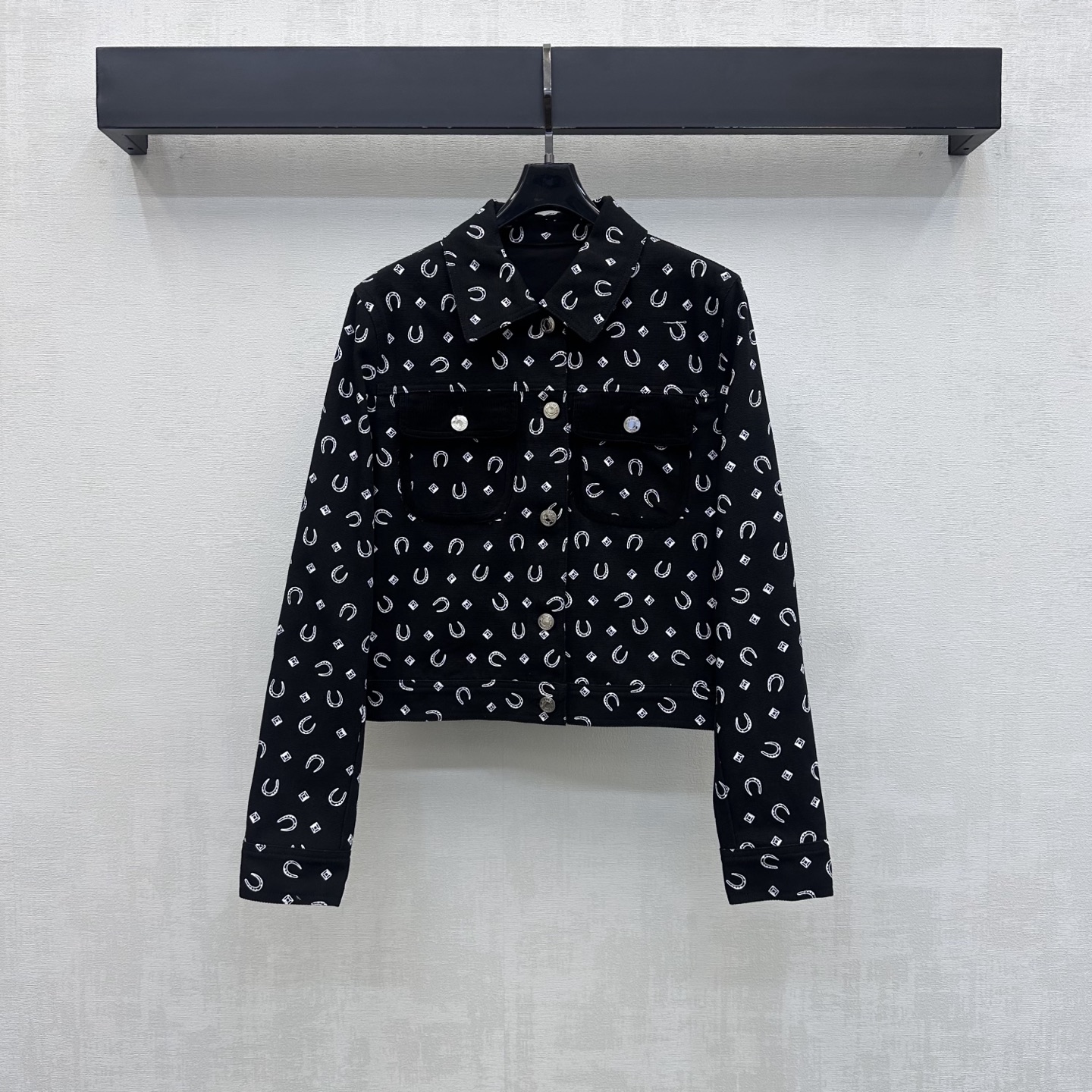 NO:944061,Herme*2026 new arrivals horseshoe buckle printed denim jacket. Customized YB imported twill cotton denim fabric. The texture is crisp and stylish. The lapel placket is adjusted with engraved buttons. It is designed with symmetrical flap pockets on the chest to add a sense of layering. The horseshoe and rhombus logo elements all over the body echo the rear hem and are decorated with iconic letter leather labels to highlight the brand's tone. Development of surface accessories. Lapel long-sleeved short jacket tailoring. Can be paired with the same series of culottes.  Easily create a French high-end style by wearing a complete set. High version in 2 colors-, hermes, skirts, jackets & coats,19860909Herme*2026新品上架马蹄扣印花牛仔外套 定制YB进口斜纹全棉牛仔面料 质地挺括有型 沿用翻领开襟刻印纽扣调节处理 配合胸前对称翻盖口袋设计 增添造型层次感 通体满铺马蹄与菱格标识元素呼应后部下摆点缀标志性字母皮标装饰 彰显品牌调性 面辅料开发 翻领长袖短款外套剪裁 可搭配同系列裙裤 成套穿搭轻松打造法式高级风 高版本2色-,,hermes,skirts,jackets & coats,,Women's clothing