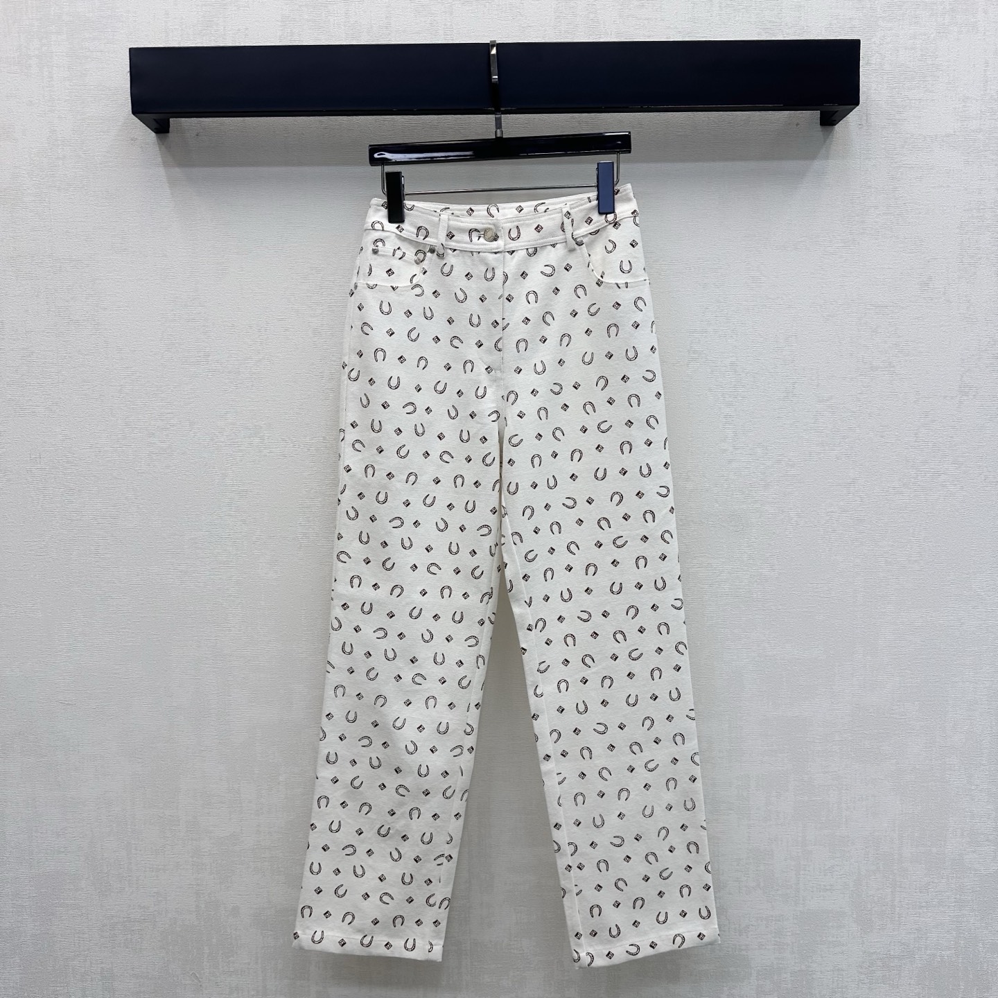NO:944030,Herme*2026 new products are on the shelves. Horseshoe buckle printed denim trousers. Customized YB imported twill cotton denim fabric. The texture is crisp and stylish. The symmetrical pocket design is used to add layering to the look. The horseshoe and rhombus logo elements are all over the body to echo the iconic letter leather label decoration on the back waist. Highlight the brand tone. The development of surface accessories. High-waist buttoned straight trousers cut. Can be paired with the same series of jackets. Easily create a French high-end style when worn as a set.  High version 2 colors-,,hermes,jackets & coats,19860909Herme*2026新品上架马蹄扣印花牛仔长裤 定制YB进口斜纹全棉牛仔面料 质地挺括有型 沿用对称插袋设计 增添造型层次感 通体满铺马蹄与菱格标识元素呼应后腰点缀标志性字母皮标装饰 彰显品牌调性 面辅料开发 高腰系扣直筒长裤剪裁 可搭配同系列外套 成套穿搭轻松打造法式高级风 高版本2色-,,hermes,jackets & coats,,Women's clothing