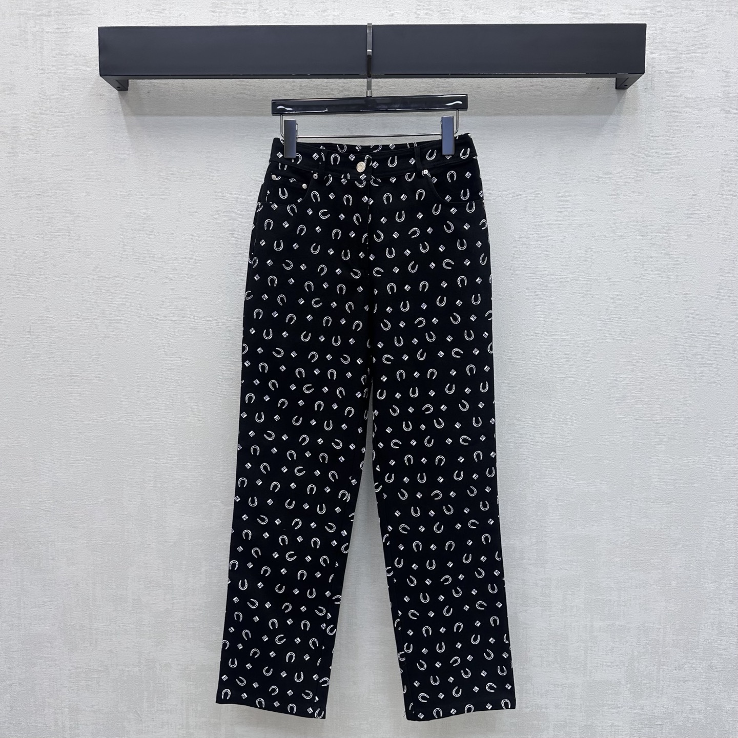 NO:944051,Herme*2026 new products are on the shelves. Horseshoe buckle printed denim trousers. Customized YB imported twill cotton denim fabric. The texture is crisp and stylish. The symmetrical pocket design is used to add layering to the look. The horseshoe and rhombus logo elements are all over the body to echo the iconic letter leather label decoration on the back waist. Highlight the brand tone. The development of surface accessories. High-waist buttoned straight trousers cut. Can be paired with the same series of jackets. Easily create a French high-end style when worn as a set.  High version 2 colors-,,hermes,jackets & coats,19860909Herme*2026新品上架马蹄扣印花牛仔长裤 定制YB进口斜纹全棉牛仔面料 质地挺括有型 沿用对称插袋设计 增添造型层次感 通体满铺马蹄与菱格标识元素呼应后腰点缀标志性字母皮标装饰 彰显品牌调性 面辅料开发 高腰系扣直筒长裤剪裁 可搭配同系列外套 成套穿搭轻松打造法式高级风 高版本2色-,,hermes,jackets & coats,,Women's clothing
